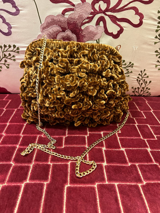 Love & roses clutch con tracollina dorata in ciniglia color cammello