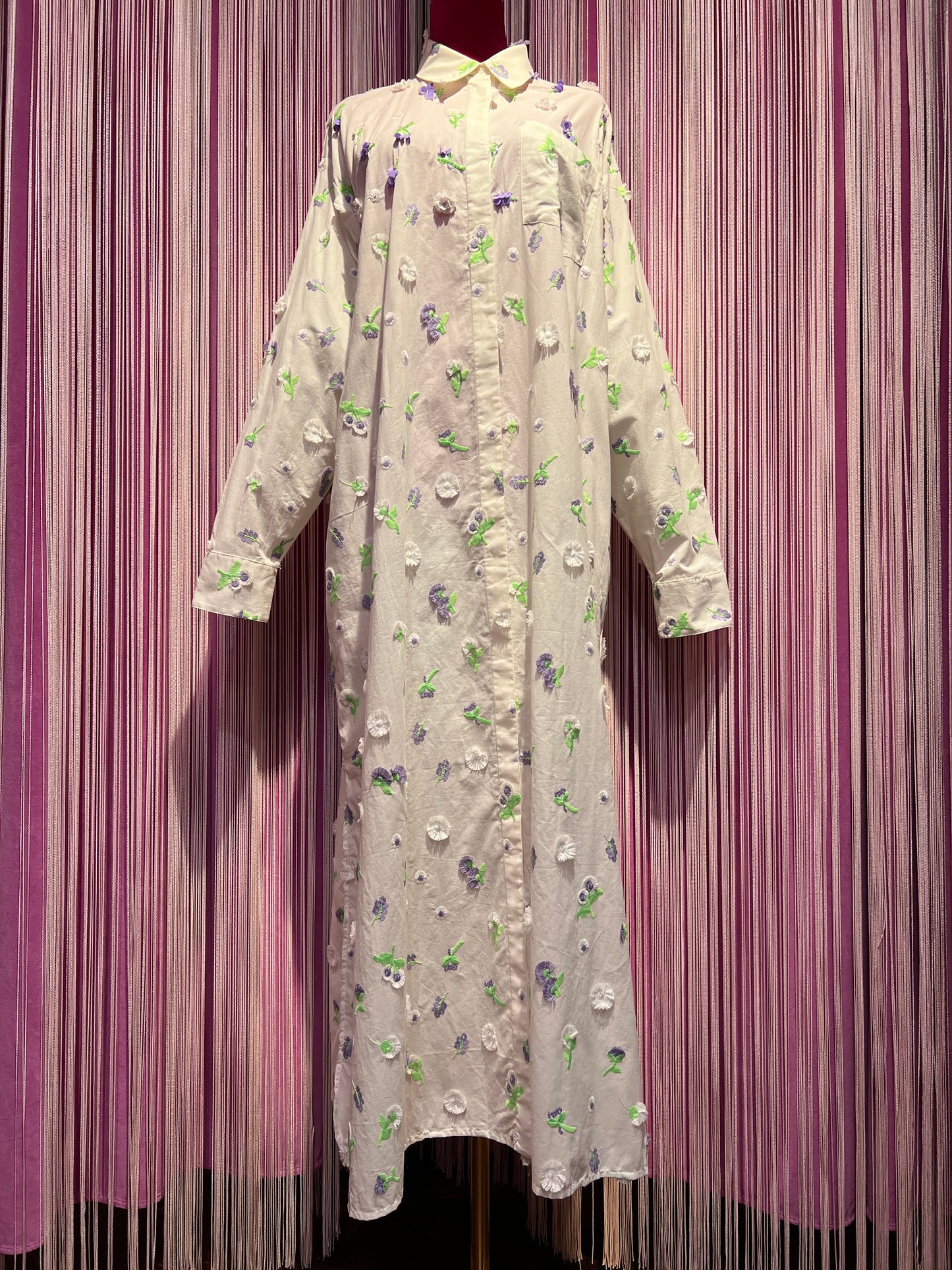 Essentiel antwerp abito chemisier avorio con decorazione floreale paillettes strass e perline verdi e viola