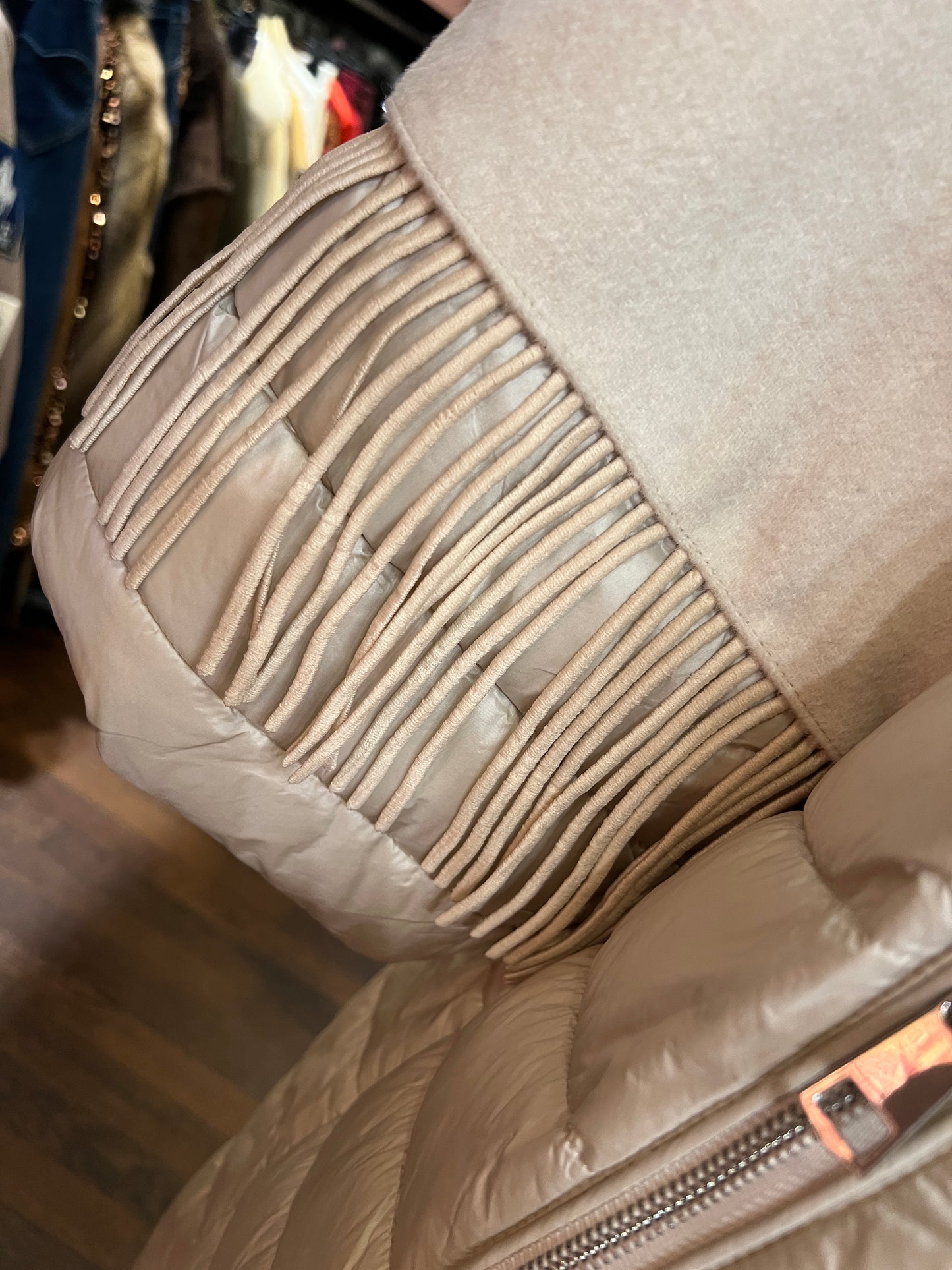 The room piumino con cappuccio ghiaccio manica con frange