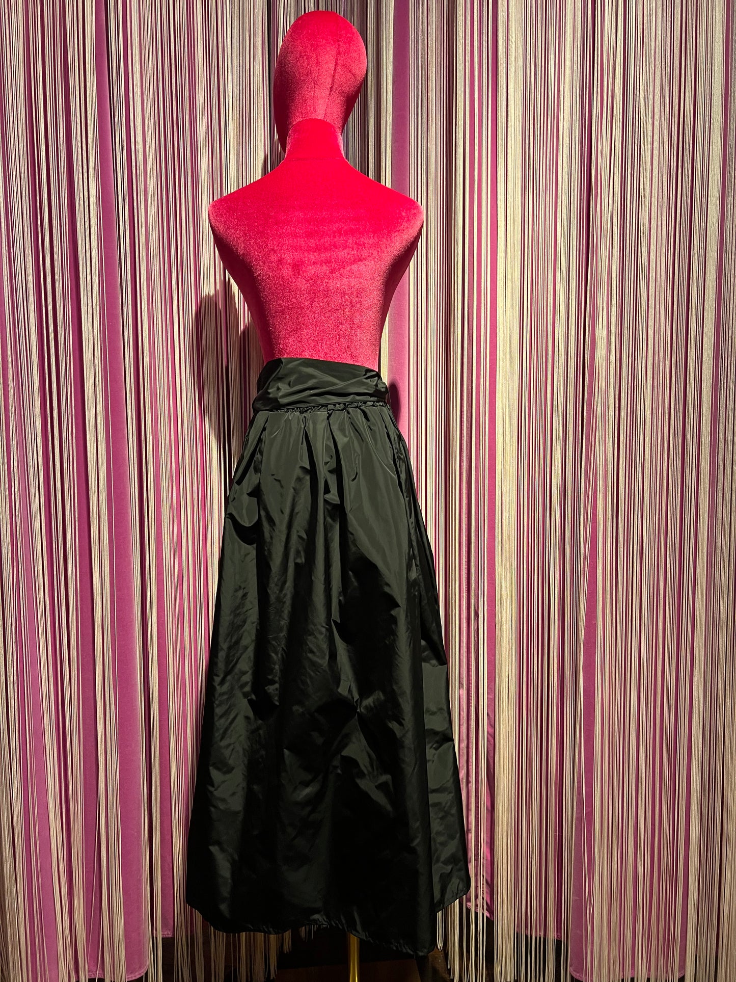 Love & roses gonna lunga nera in taffeta’ con elastico in vita