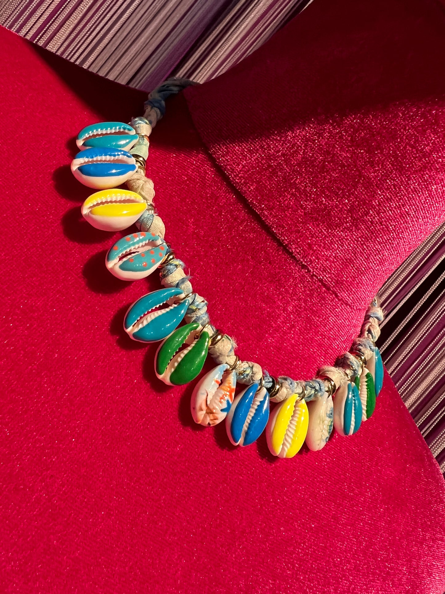 Collana conchiglie dipinte azzurro / verde / giallo montate su laccio tessuto
