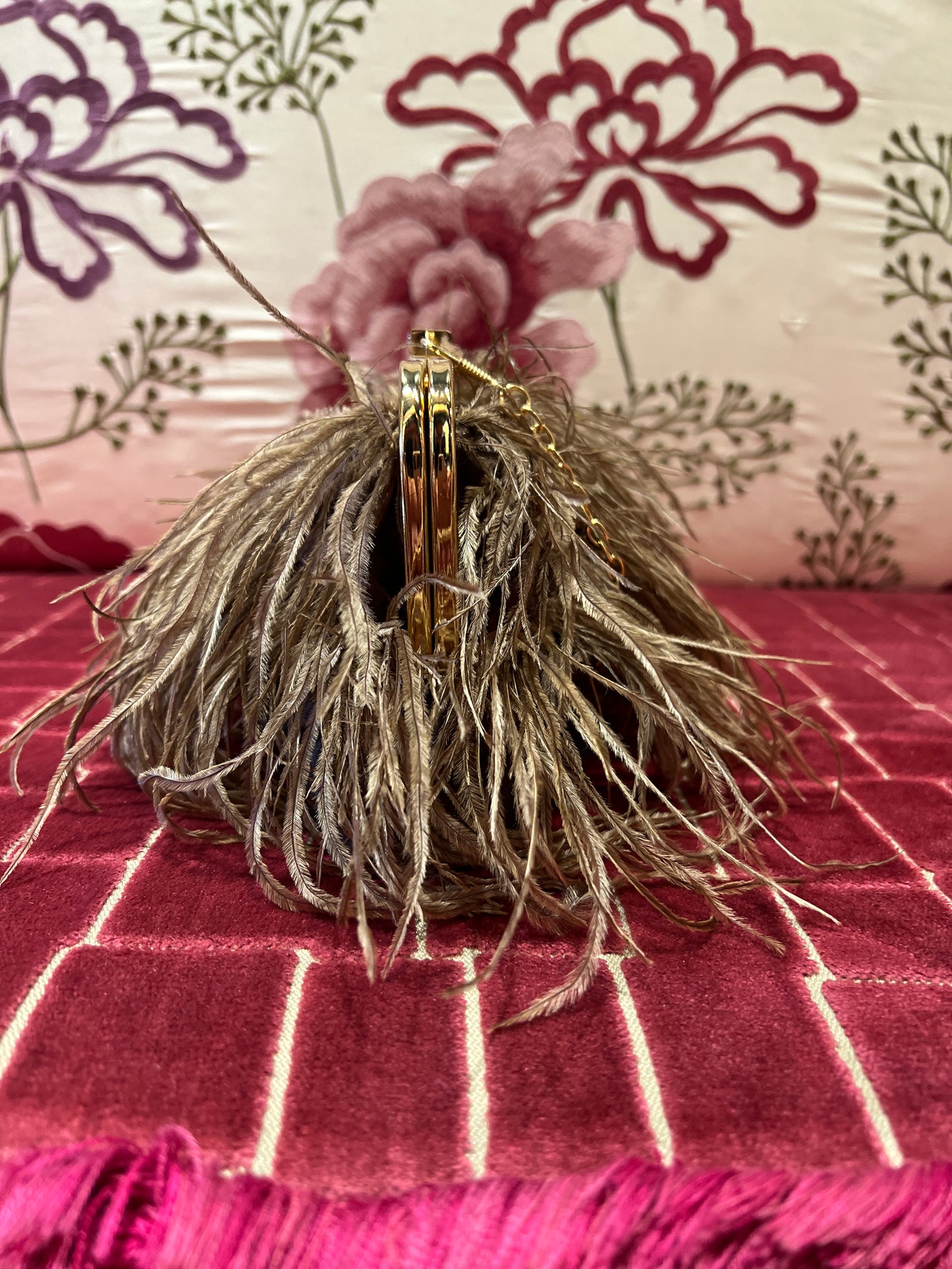 Clutch marrone marabu ‘ e raso con tracollina dorata
