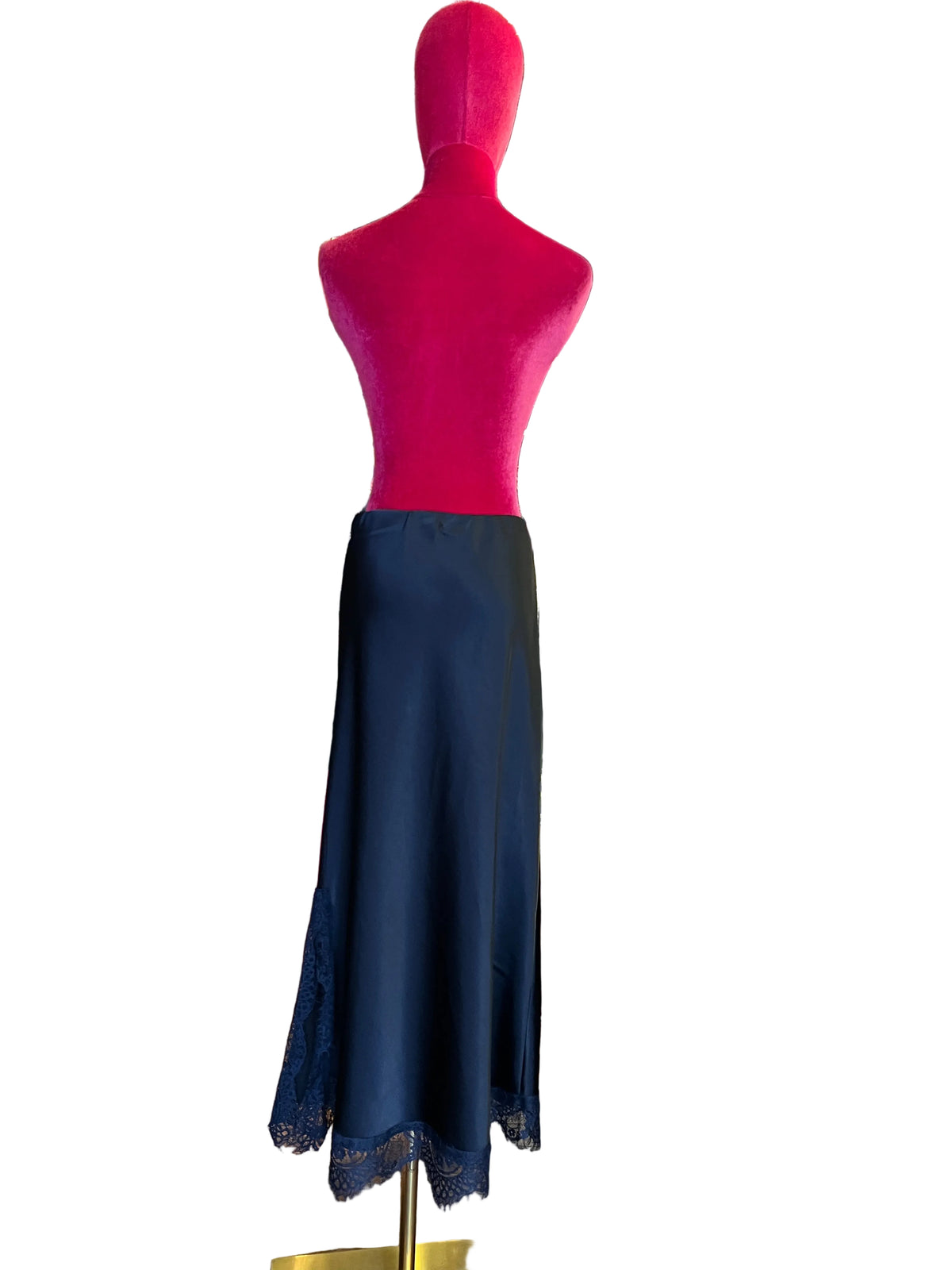 The room gonna in satin blu notte con bordo e spacco  in pizzo, elastico in vita