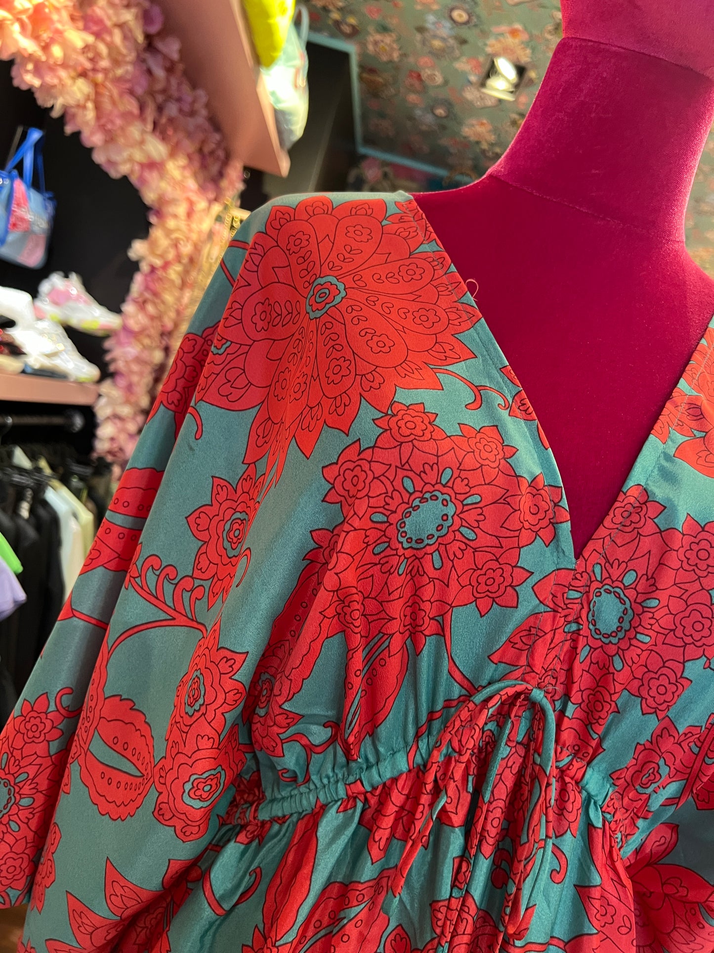Mon amour Paris abito lungo con balze in seta scollato fantasia floreale turchese e rosso