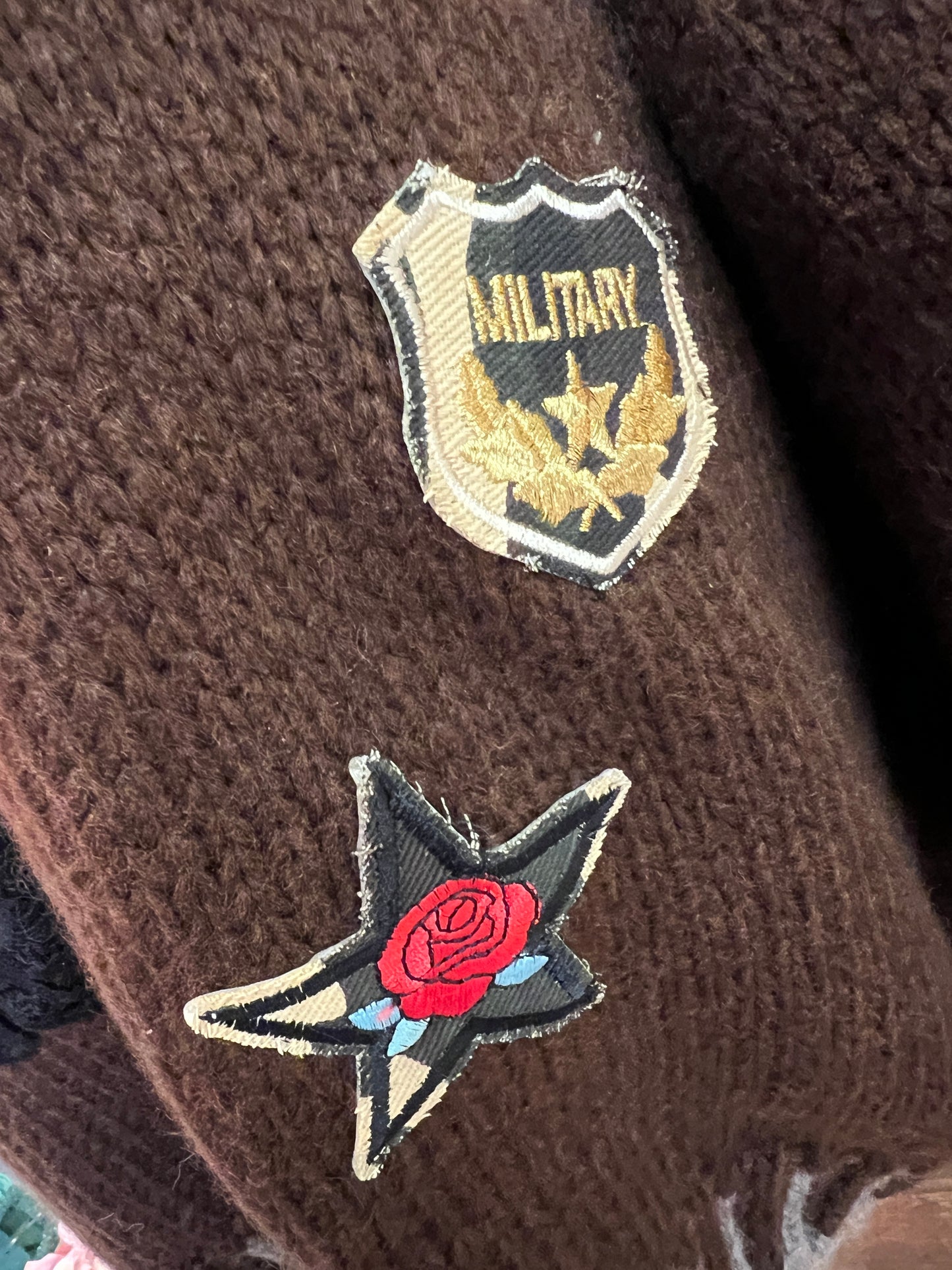 ABpink 🩷maglia over cioccolato con profili grigi, patch mostrine militari e ramage ecopelle