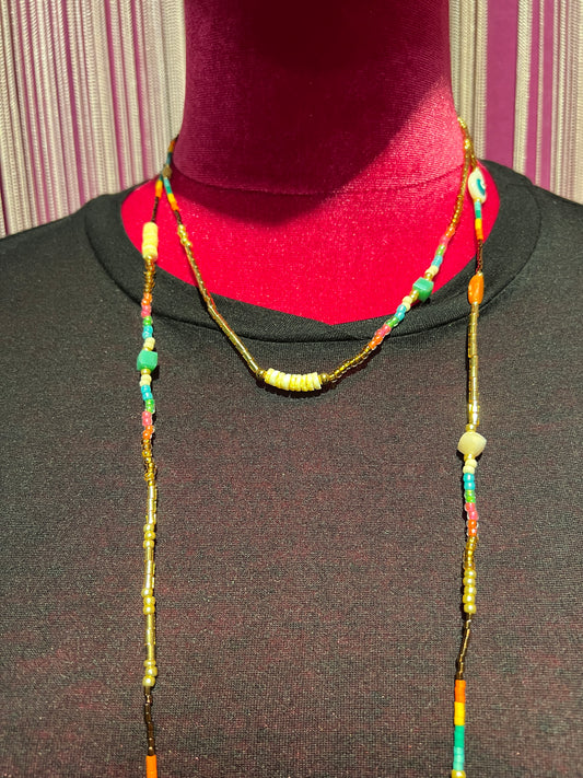 Collana lunga perline beige e multicolor con smile e occhio
