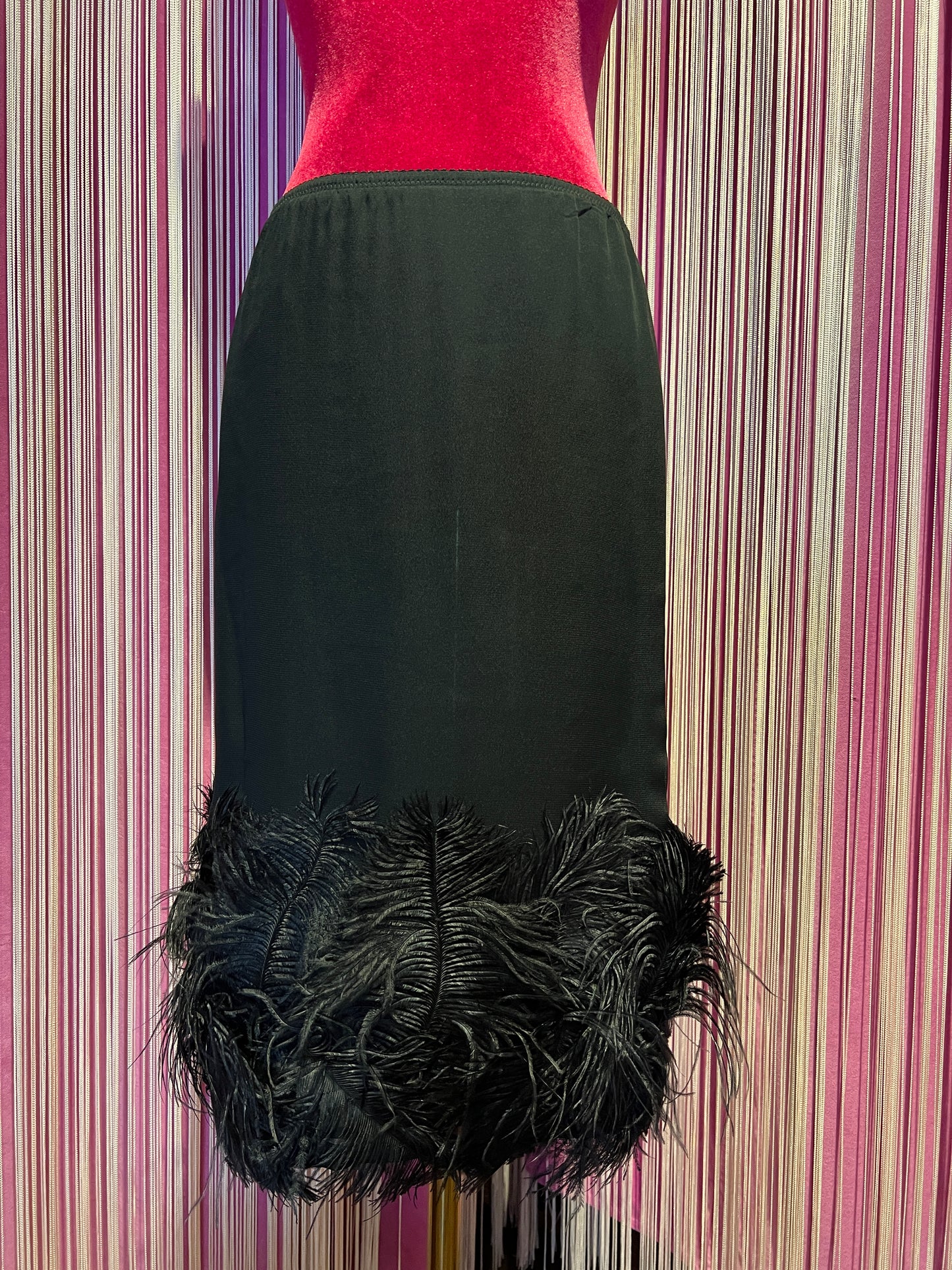 Semicouture gonna con elastico in vita nera con piume in fondo