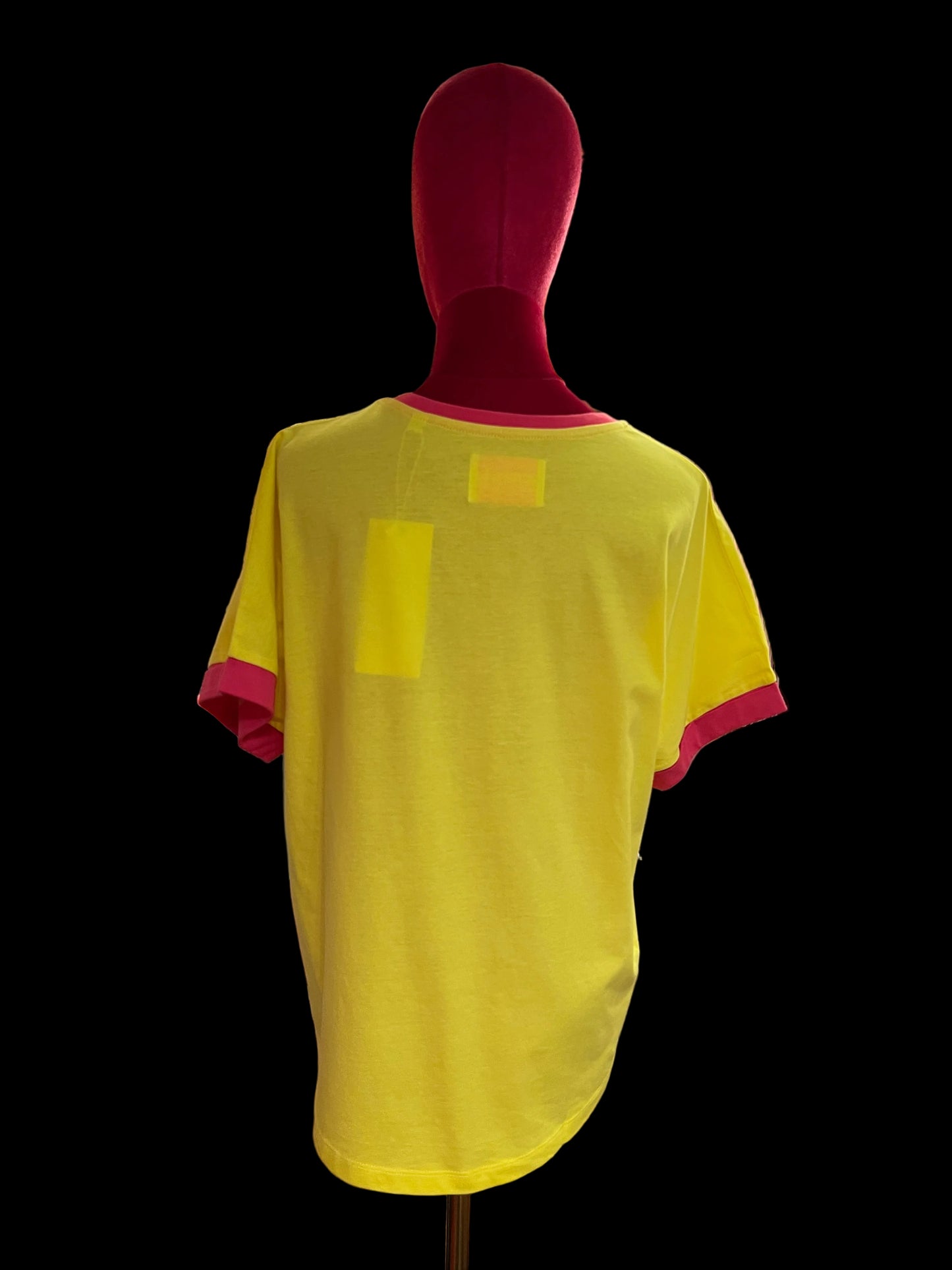 Anouk t shirt di cotone giallo flou con bordi fucsia stampa fucsia “ Sweet dreams Monte-Carlo