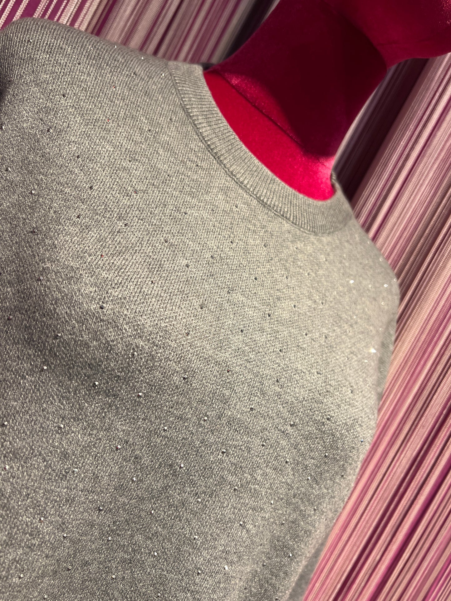 The room completo grigio con decorazioni micro cristalli maglia e gonna lunga svasata con elastico in vita