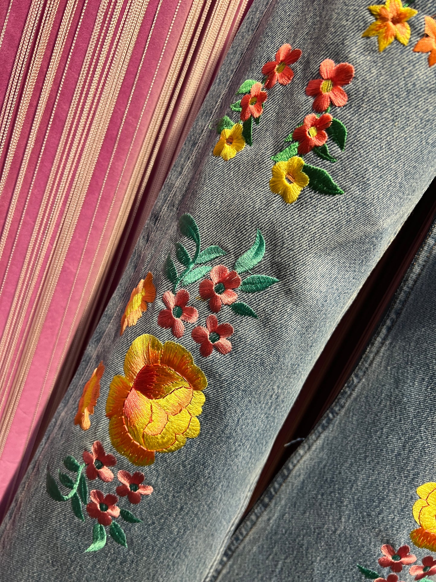 5Progress jeans tg M levi’s vintage modello 501 , tessuto fermo , con fiori ricamati