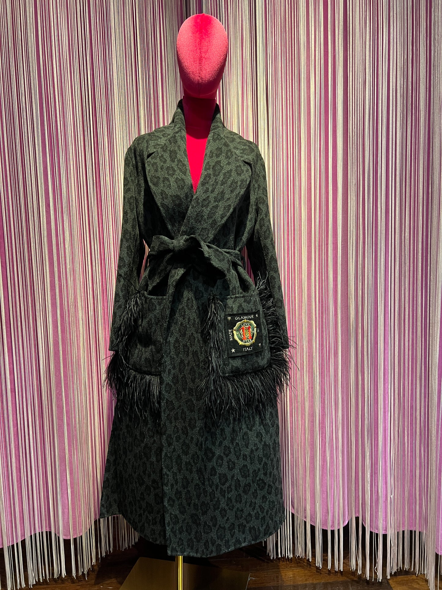 11 love is glamour cappotto fantasia leopardata grigia con tasche patch e piume