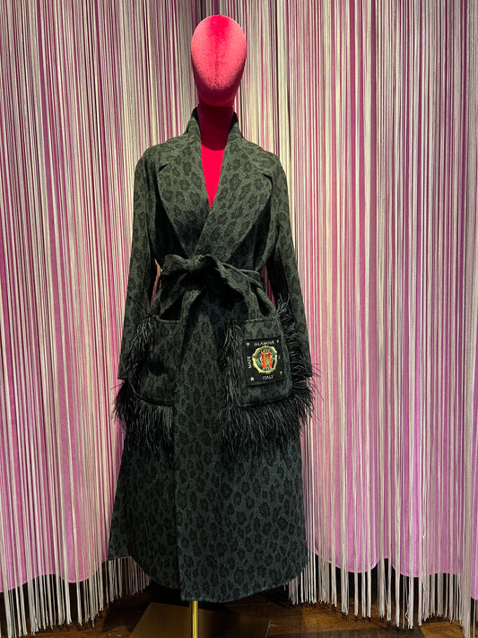 11 love is glamour cappotto fantasia leopardata grigia con tasche patch e piume