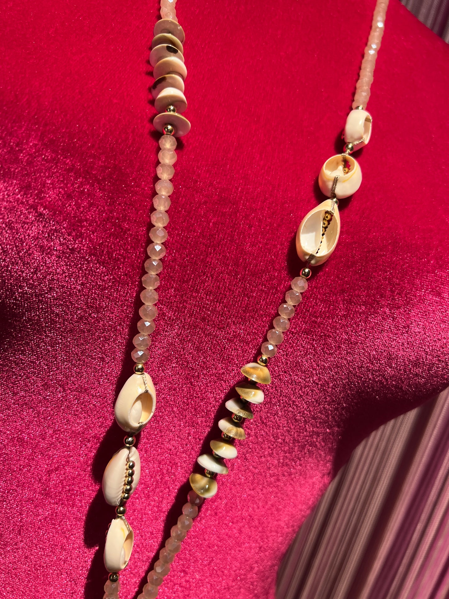Collana lunga con perline chiare e croce conchiglie bianche