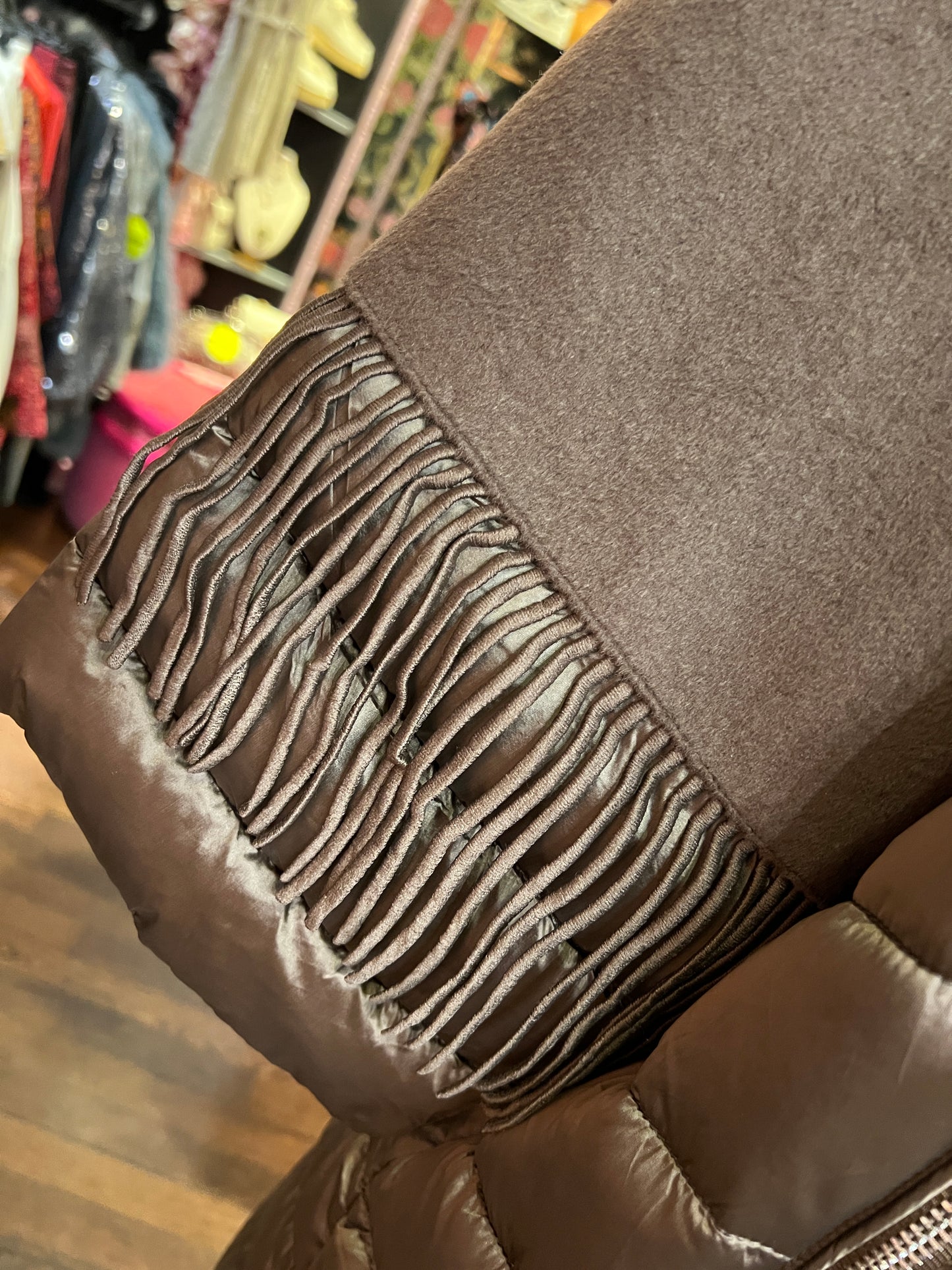 The room piumino con cappuccio taupe manica con frange