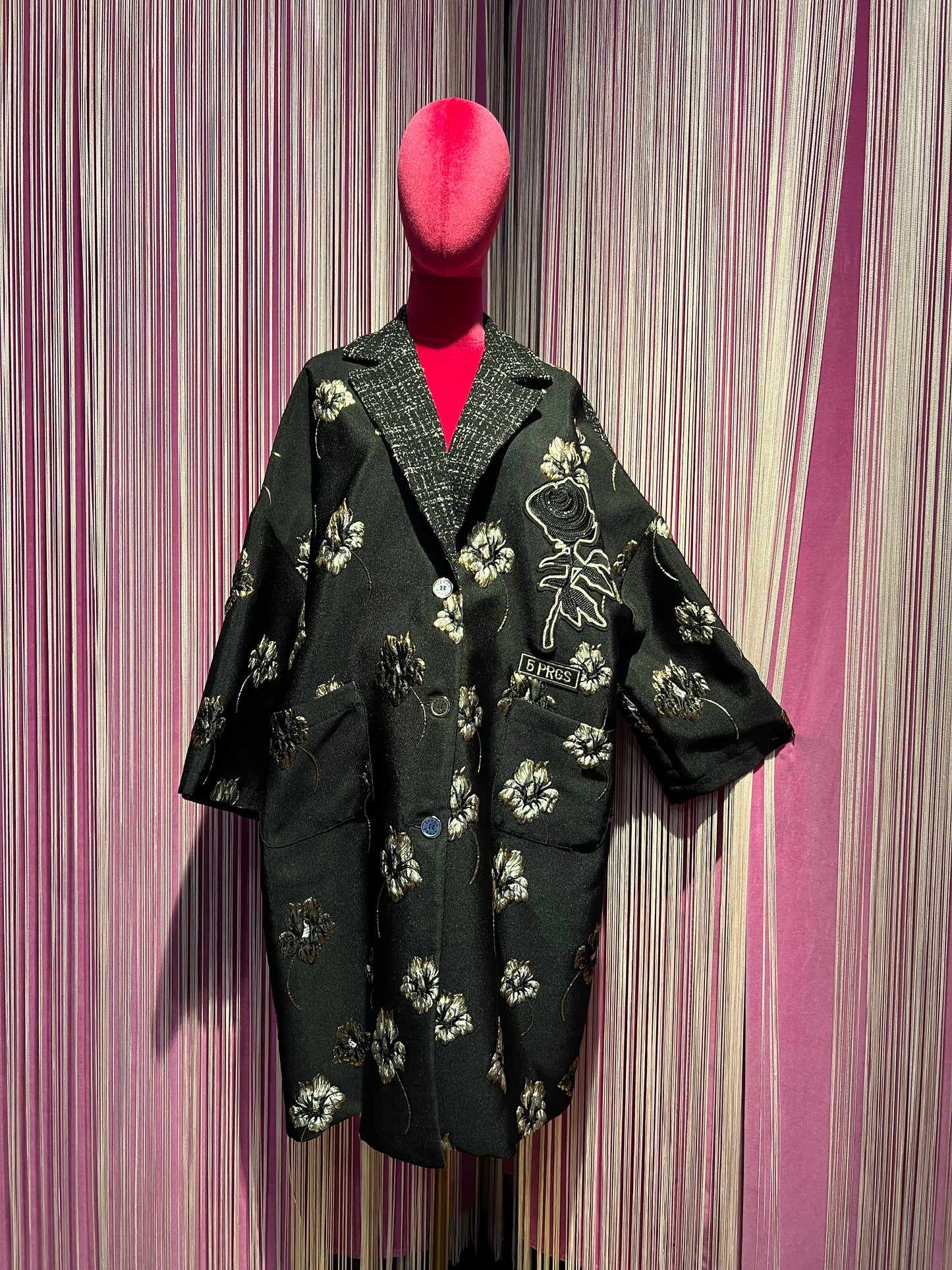 5 Progress cappotto fondo nero con patch rosa nera di paillettes , colletto e dietro tweed nero e bianco