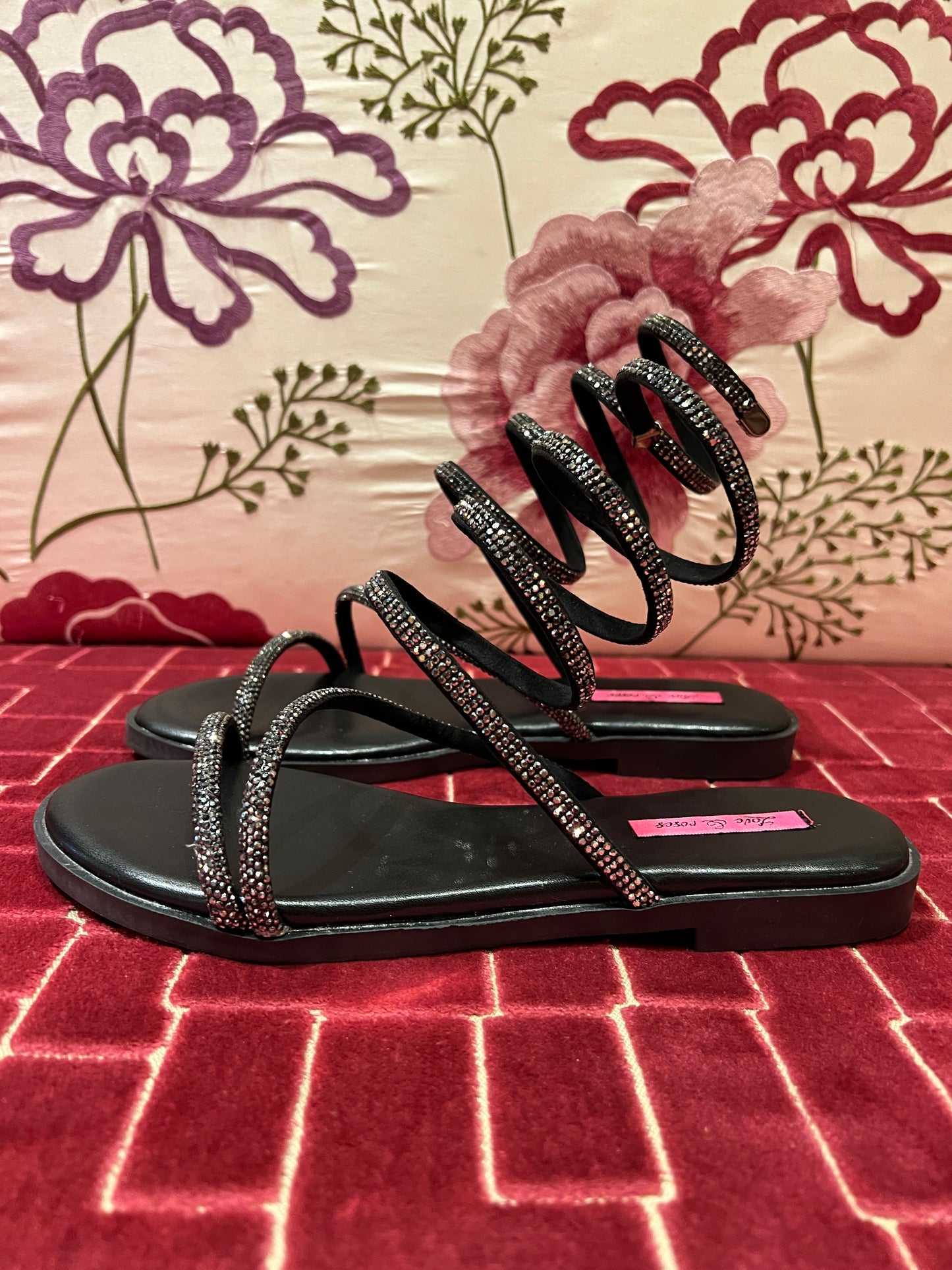 Love & roses sandalo nero design a spirale e cristalli