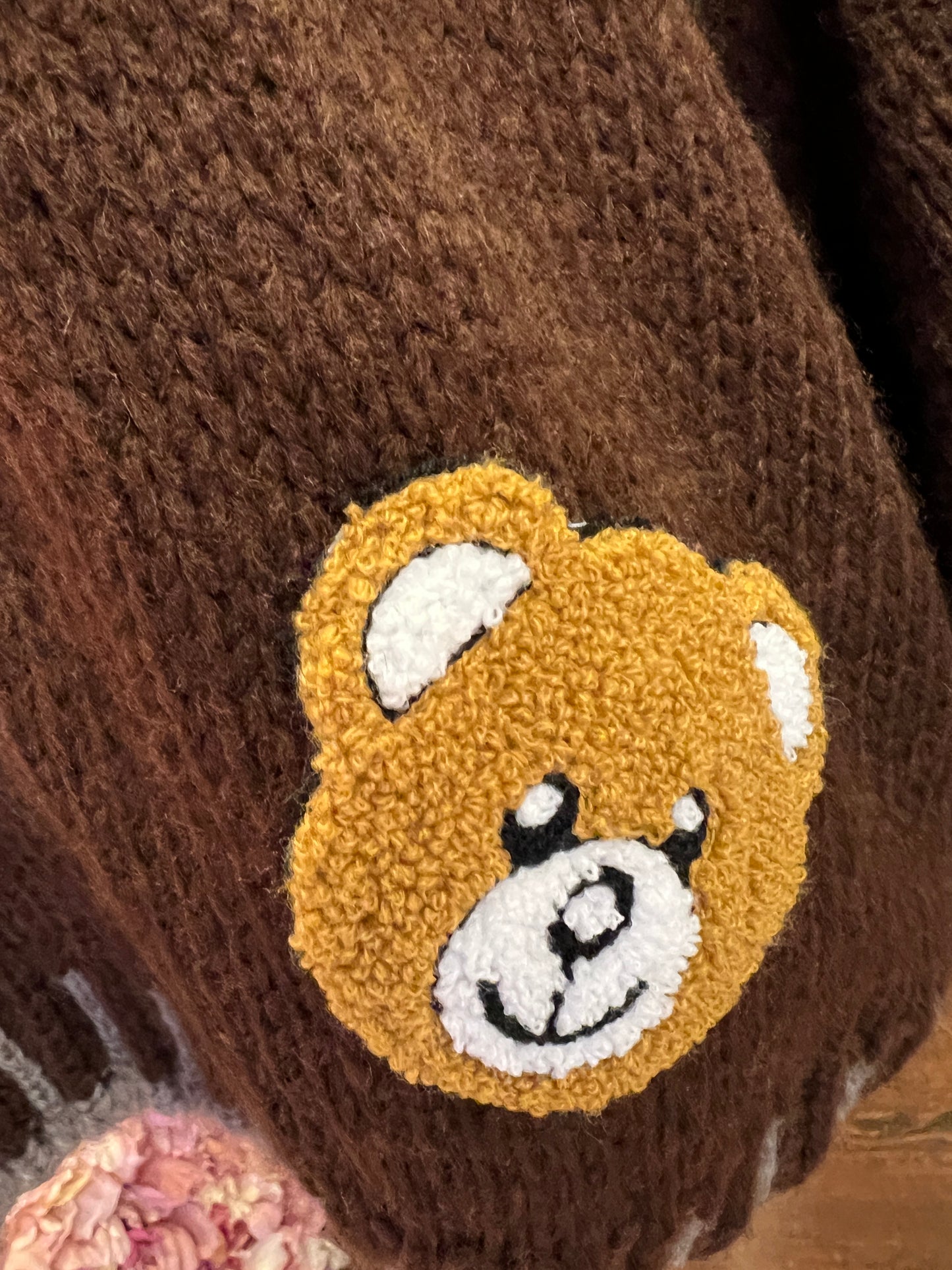 ABpink 🩷maglia over cioccolato con profili grigi , patch teddy , cuore sacro e fiore ricamato