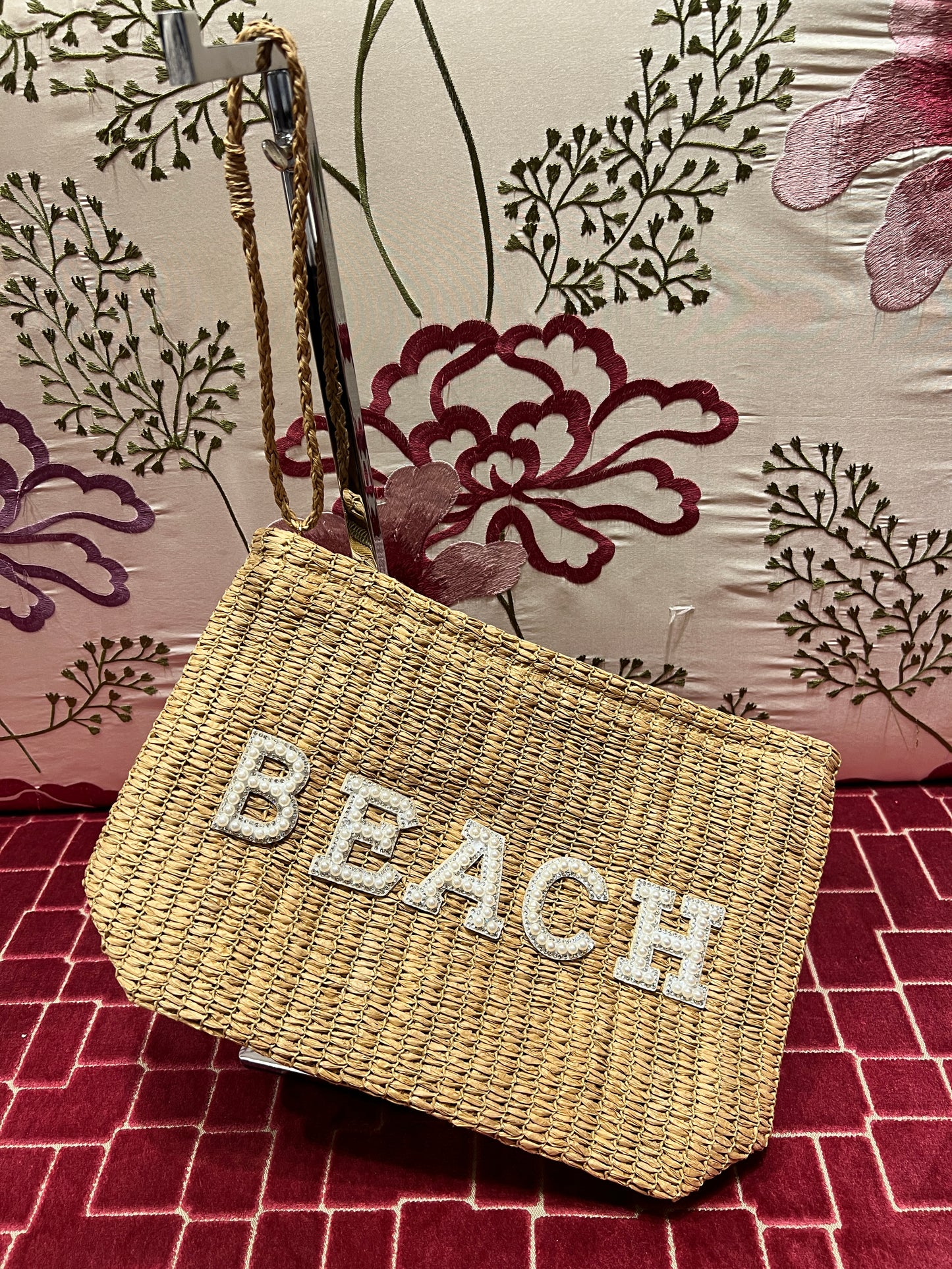 Pochette in paglia intrecciata con scritta “ Beach” perline