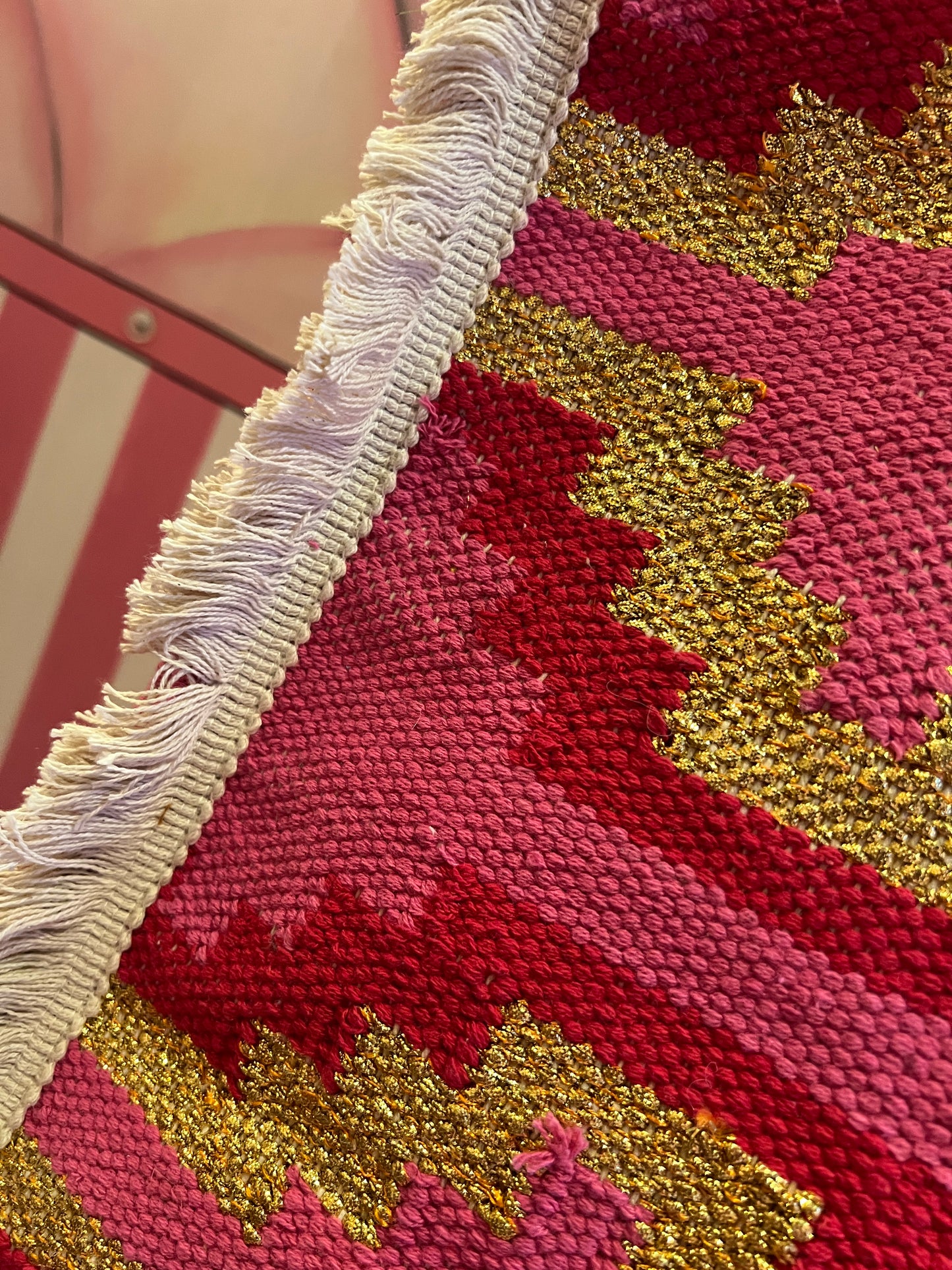 Borsa tela due manici con tracolla fantasia geometrica fucsia e oro