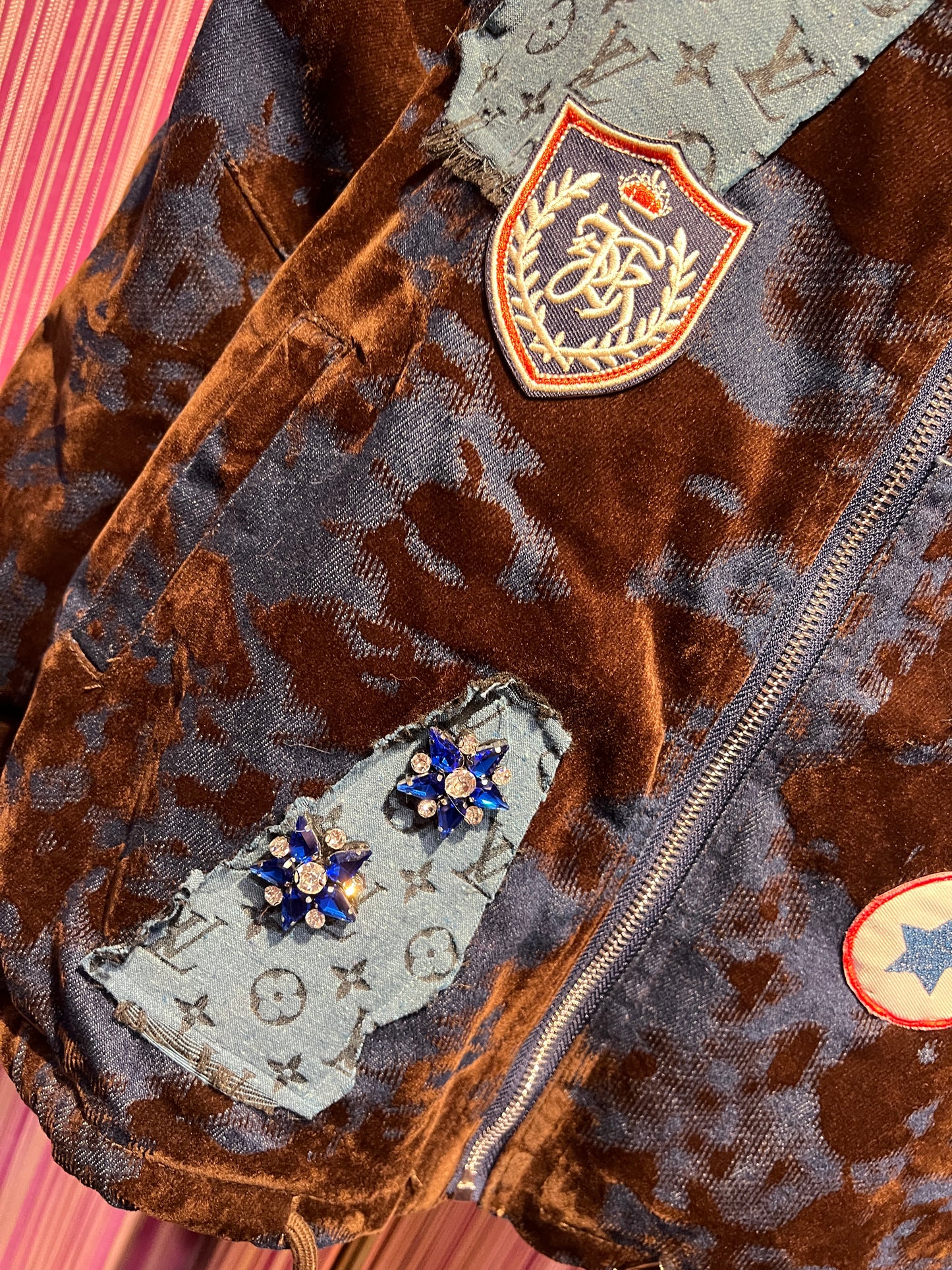 ABpink 🩷vellutina . Giubbino velluto con interno in ecopelliccia, colletto rimovibile , applicazioni patch cristalli blu e tessuto LV