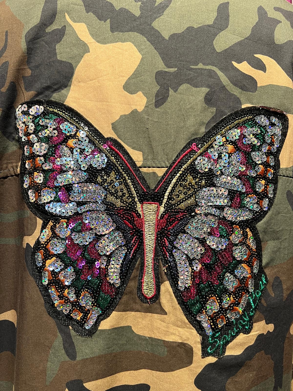 Mon amour Paris completo camouflage camicia manica corta con applicazione patch farfalla e pantalone con elastico in vita e in fondo banda laterale bianca