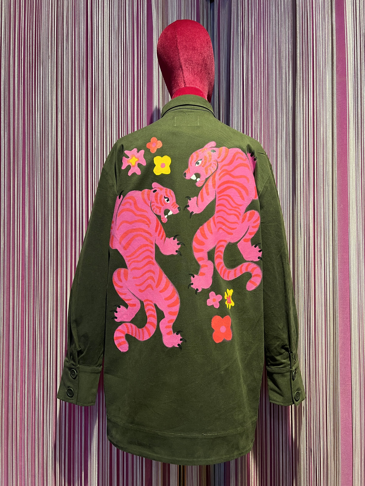 ABpink🩷 giacca Charlotte verde militare  con patch farfalle sul retro due tigri fucsia vestibilita’ 40/48