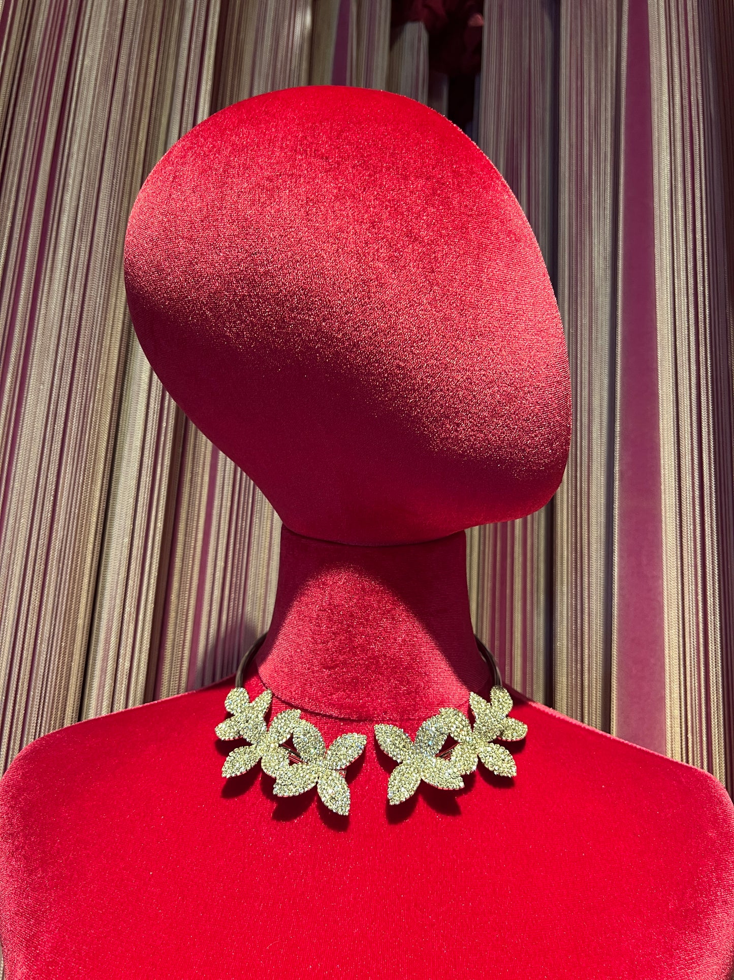 Choker argentato con fiori strass