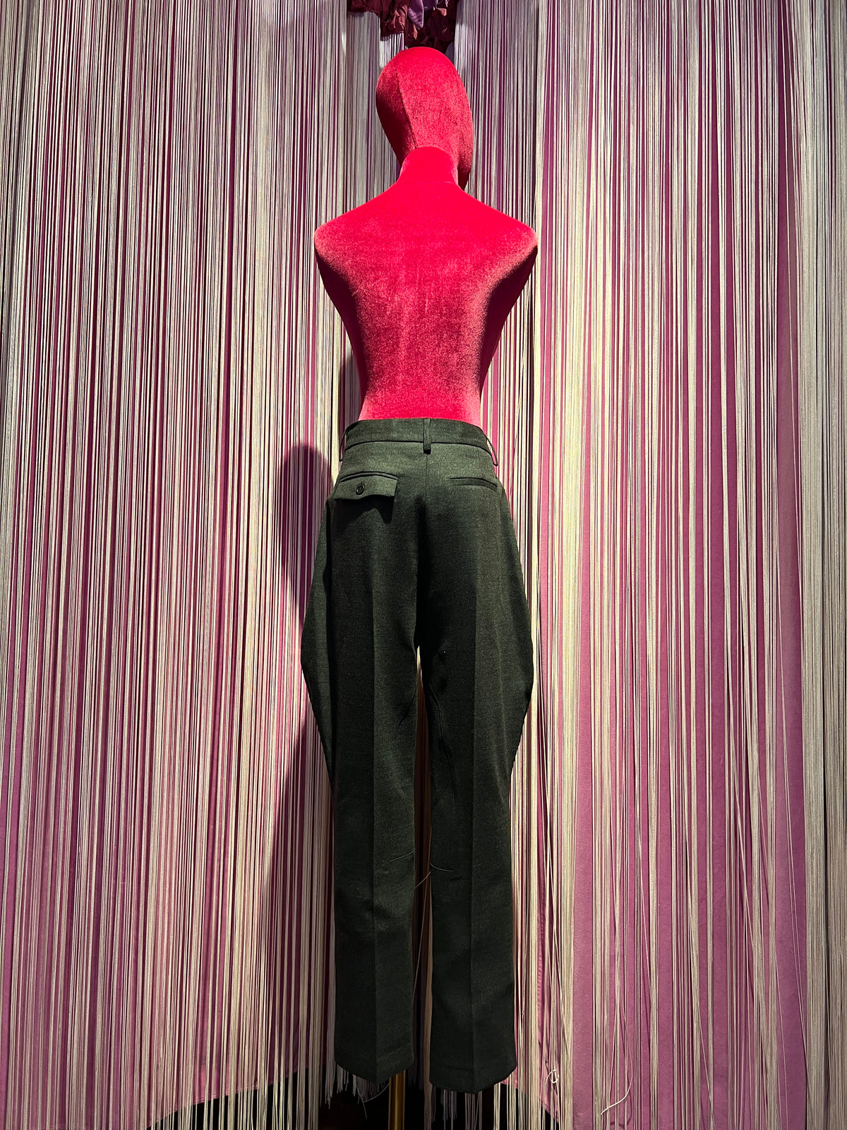 Semicouture pantalone in flanella modello svasato sui fianchi con fondo stretto