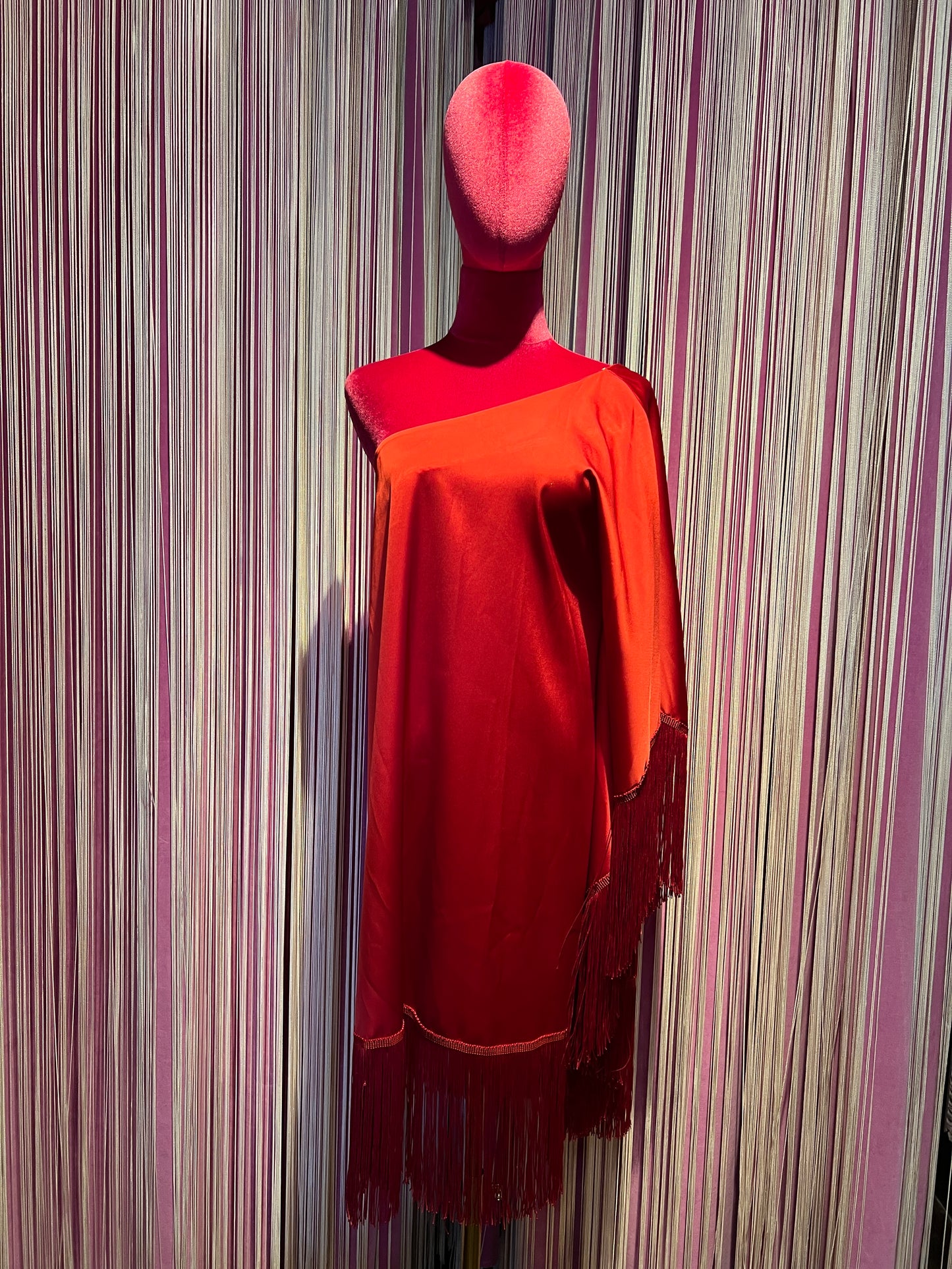 The room abito monospalla rosso con frange
