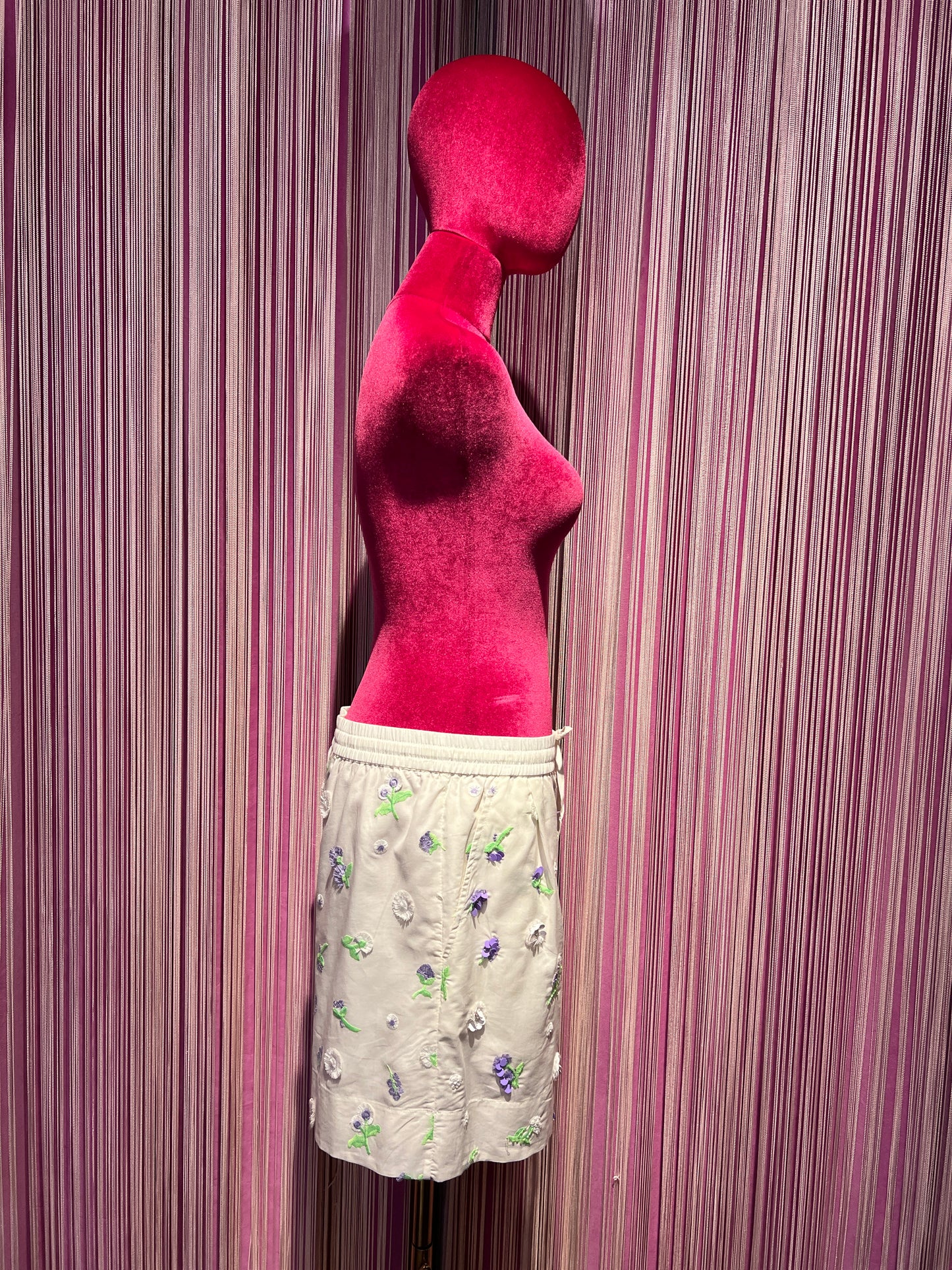Essentiel antwerp pantaloncino avorio con decorazione floreale in paillettes strass e perline lilla e verde