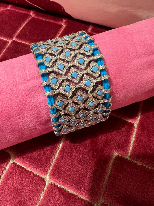 Bracciale regolabile in pavé di cristalli e pietre azzurre montato su cordoncino azzurro