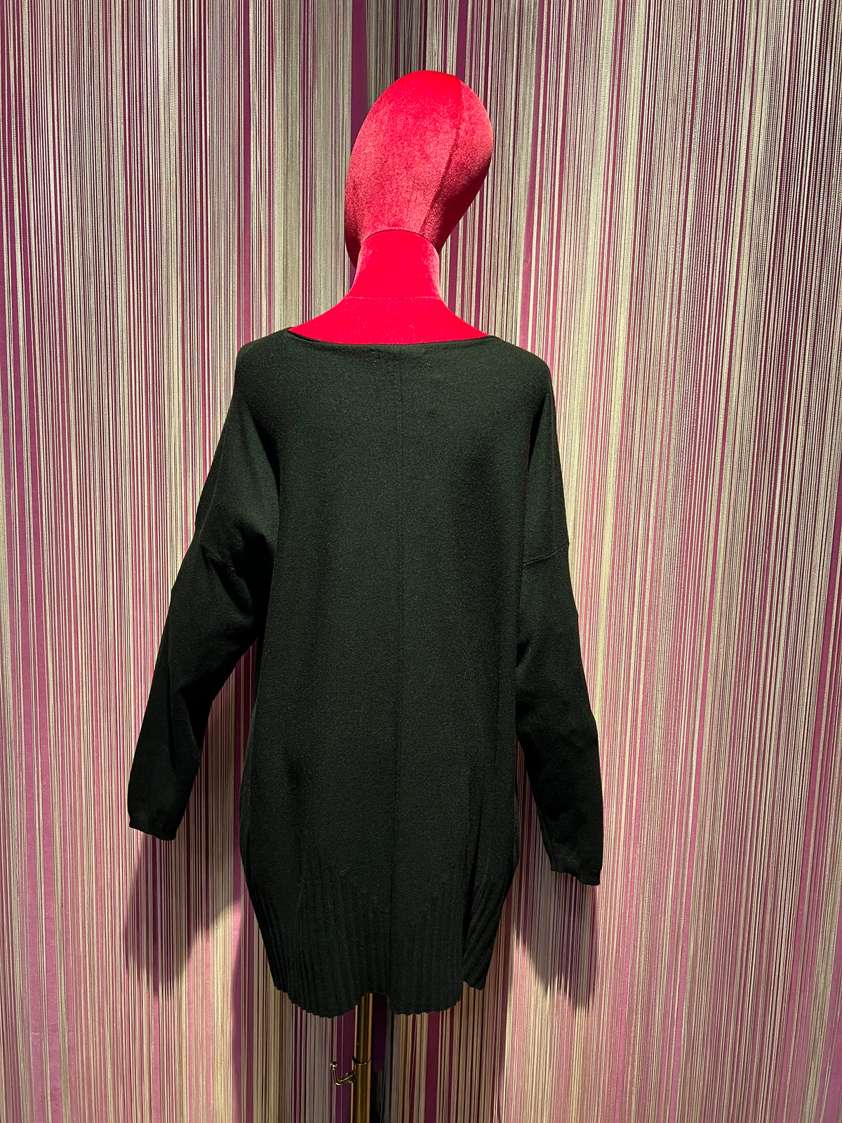 E. D.maglia nera con applicazione orsacchiotto