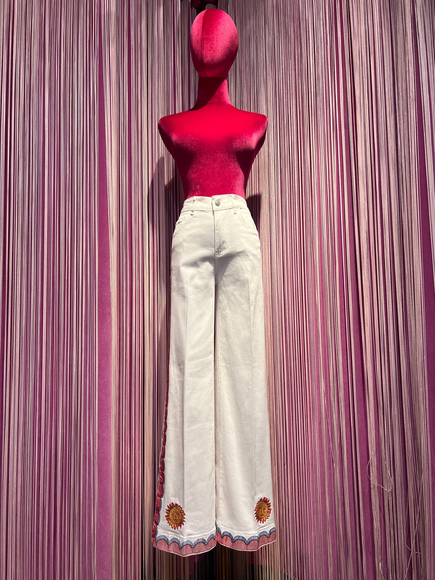 Mon amour Paris pantalone jeans denim bianco con bordo laterale decorato e ricamo sole stilizzato(Le taglie dei capi sono espresse in formato internazionale (S, M, L, XL…) e accompagnate dalla corrispondente taglia francese indicata in etichetta.