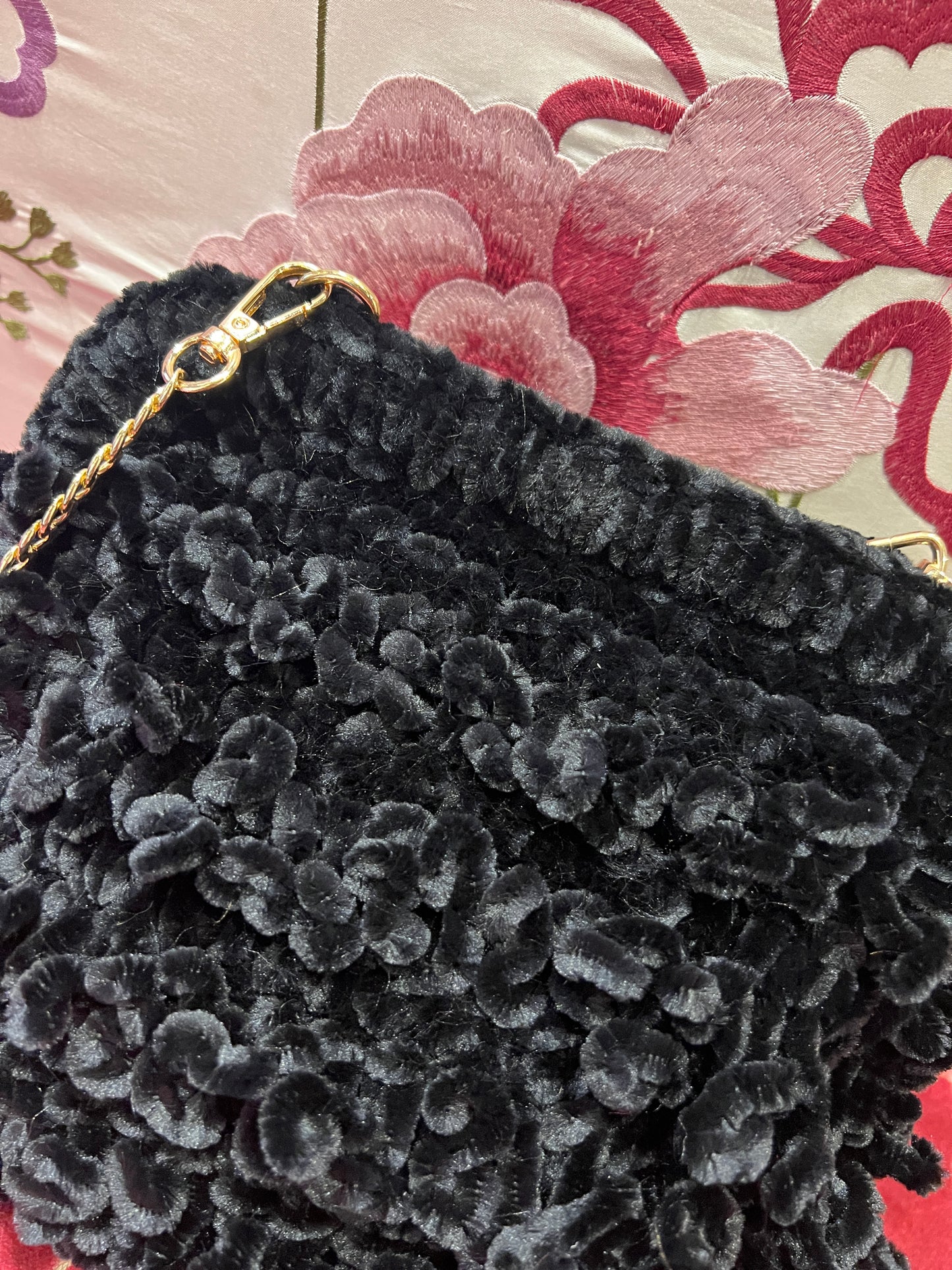 Clutch con tracollina dorata in ciniglia nera