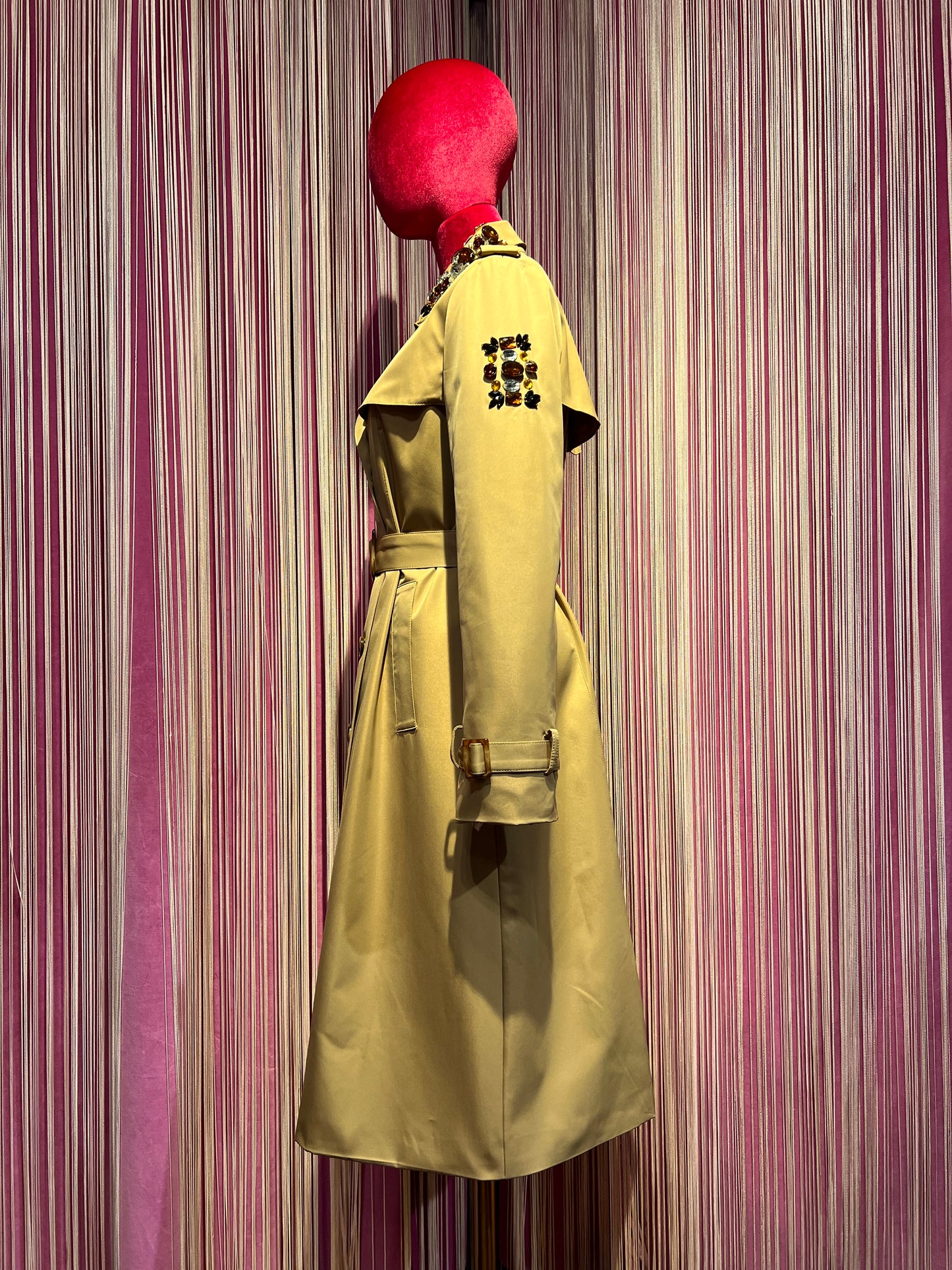 The room trench con applicazioni pietre