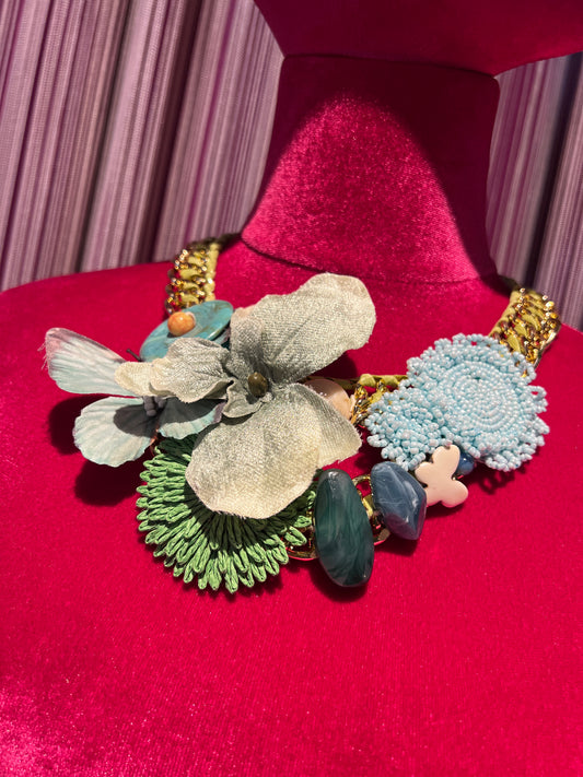 Collana catena dorata con passamaneria verde con fiori verdi e fiore di perline celesti