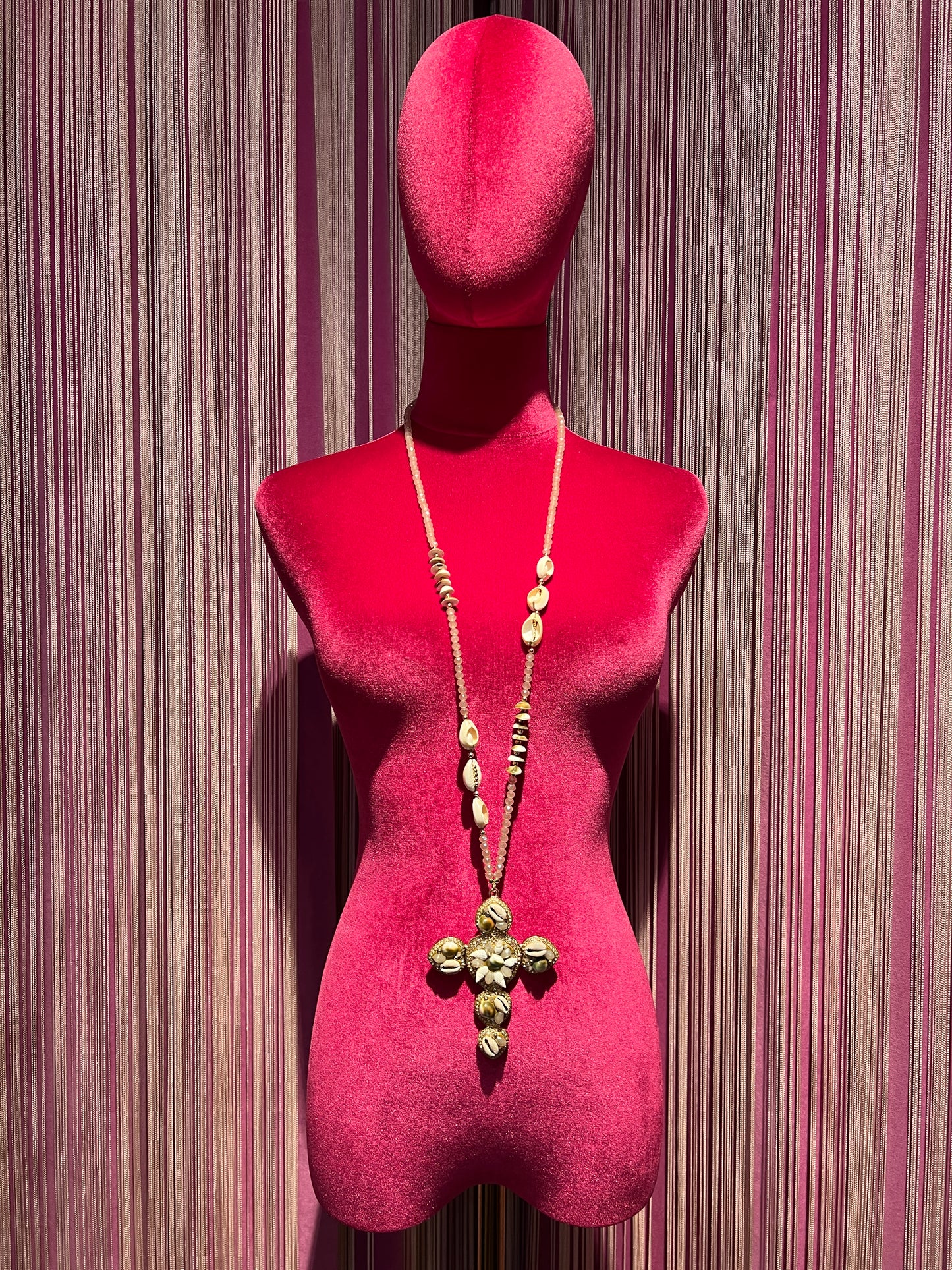 Collana lunga con perline chiare e croce conchiglie bianche