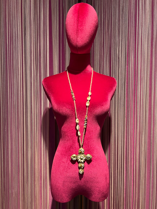 Collana lunga con perline chiare e croce conchiglie bianche