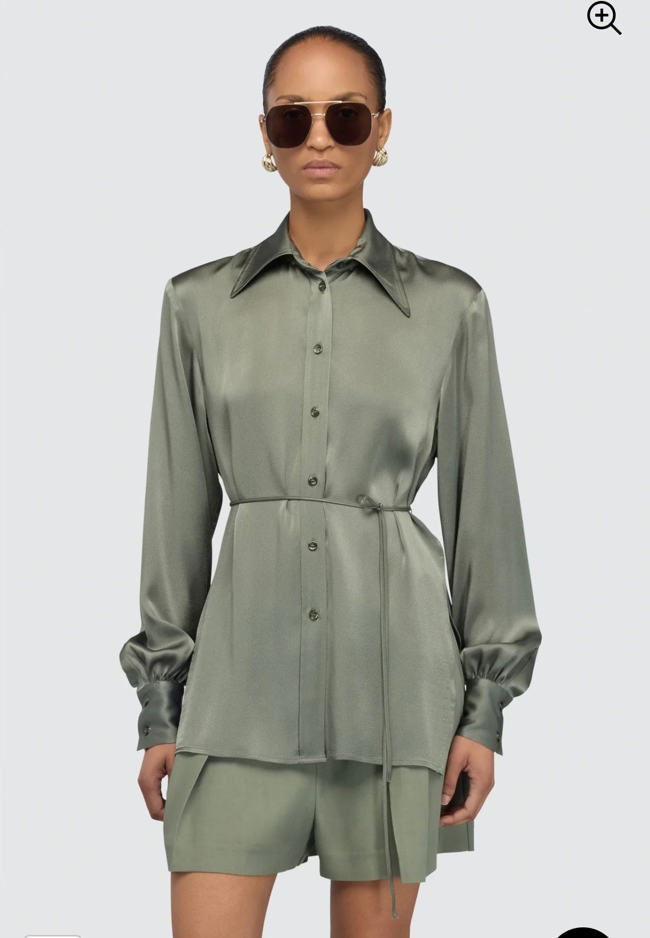 Semicouture camicia in raso verde con apertura sui lati e cintina