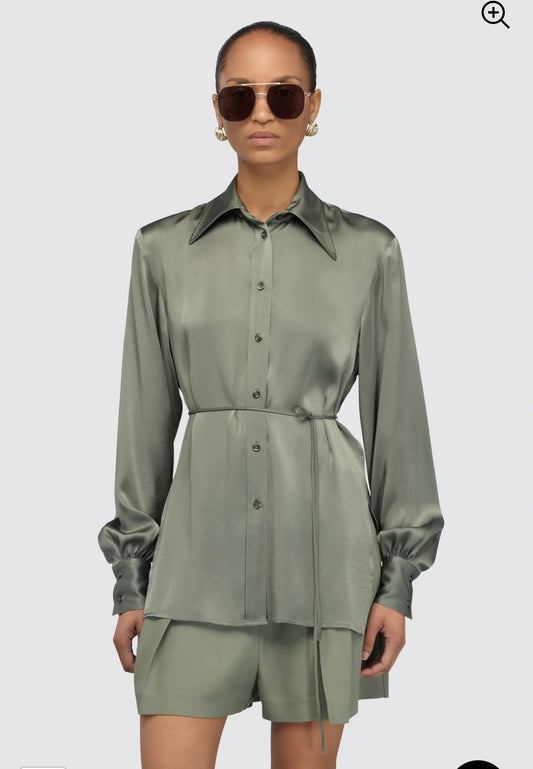 Semicouture camicia in raso verde con apertura sui lati e cintina