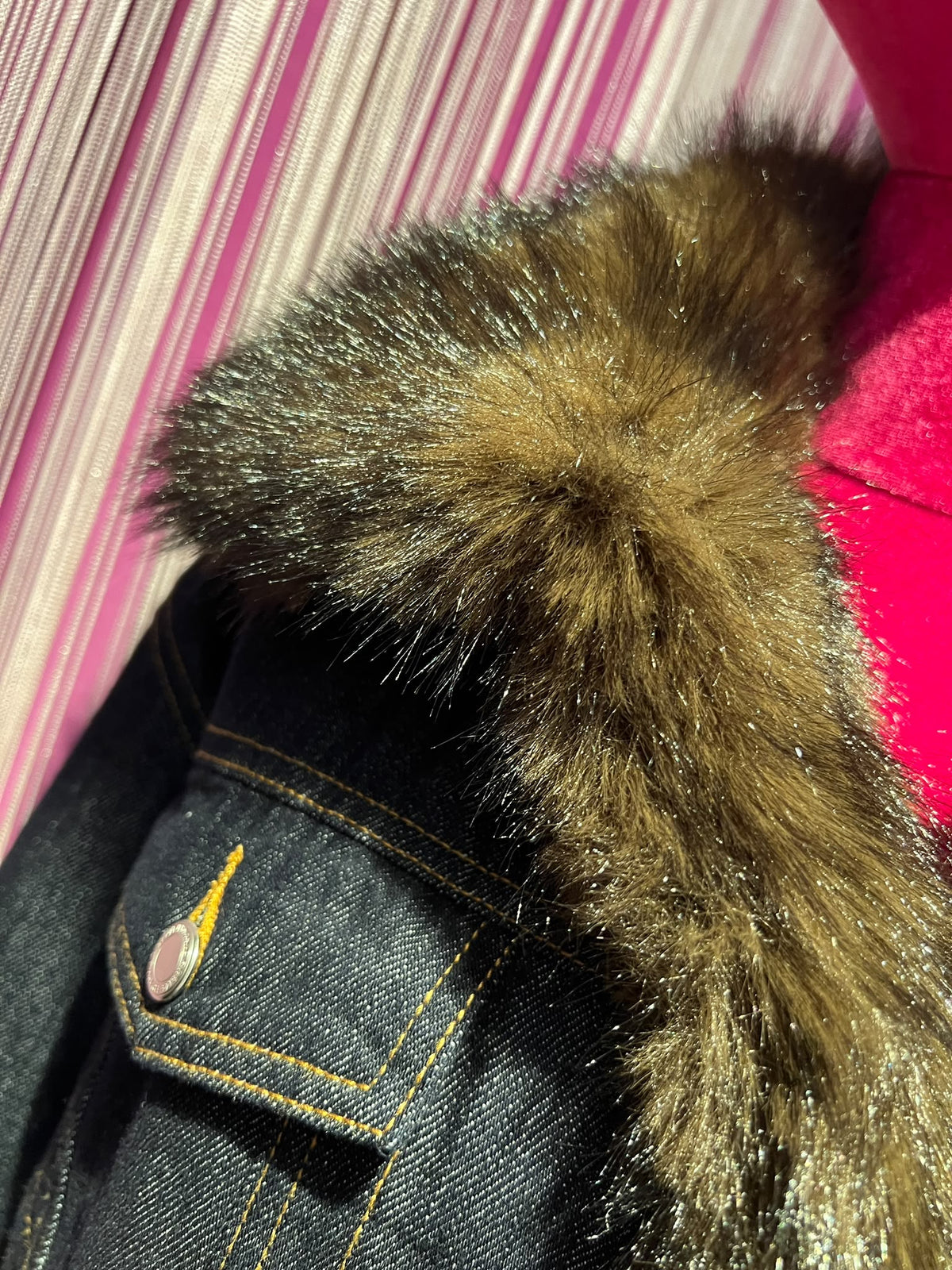 Ermanno Scervino giubbotto jeans con applicazioni ramage di cristalli , ecopelliccia sul colletto polsini e interno