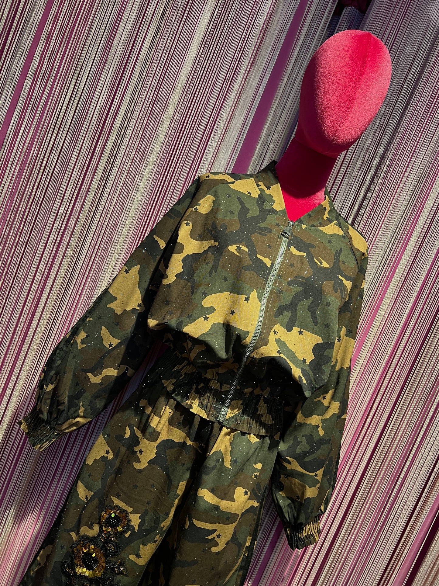 Mon amour Paris completo camouflage con micro glitter e decorazione floreale paillettes ,giubbino modello bomber con pantalone elastico caviglie e vita