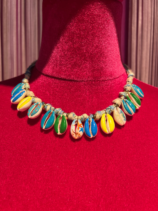 Collana conchiglie dipinte azzurro / verde / giallo montate su laccio tessuto