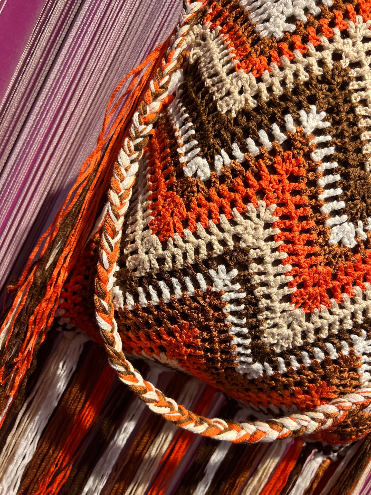 Borsa crochet con frange foderata con tracolla, manici semicircolari in resina , marrone/arancio / panna e beige