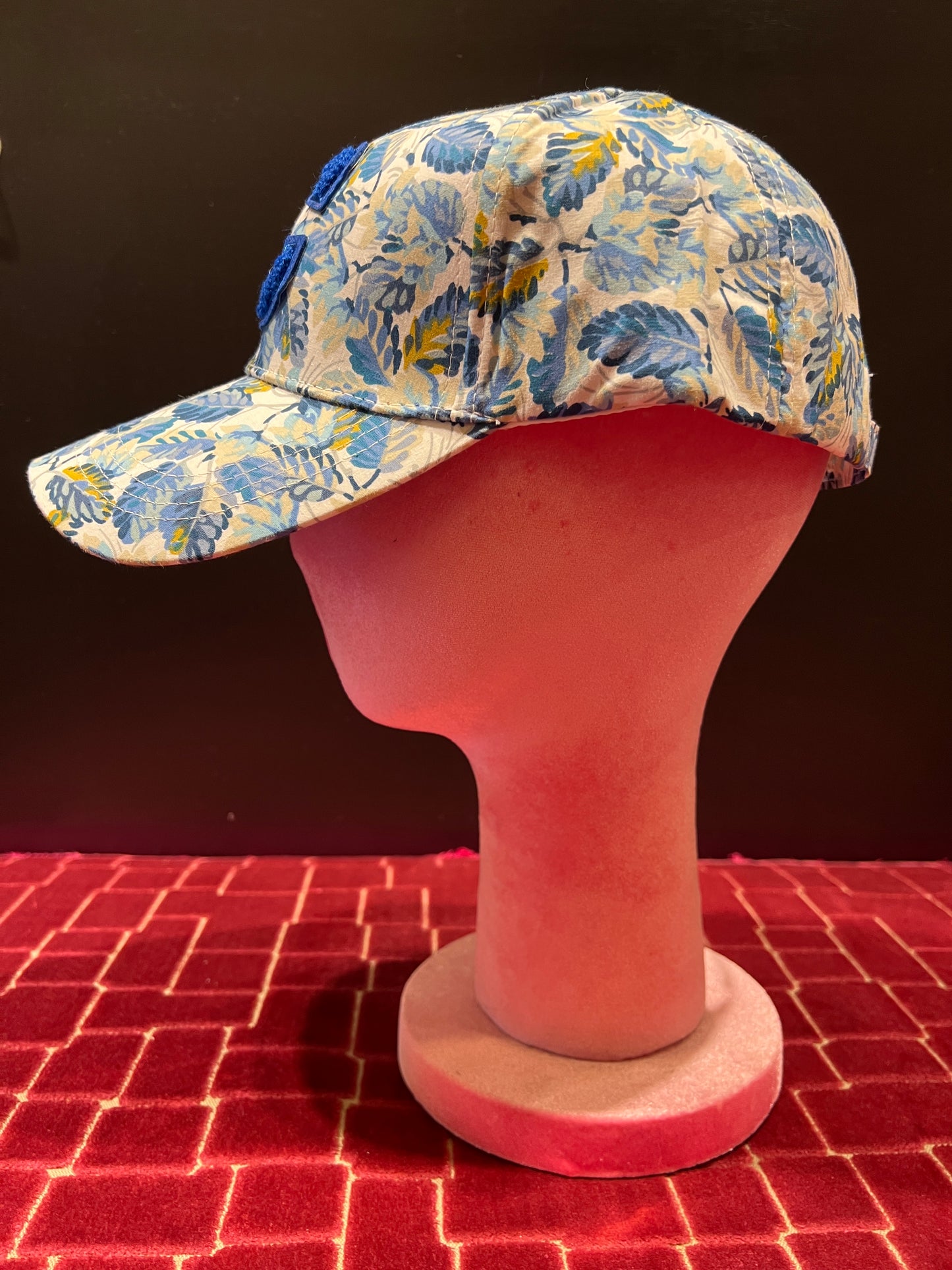 Cappello cotone regolabile con visiera, fantasia foglie blu su fondo bianco, C bluette