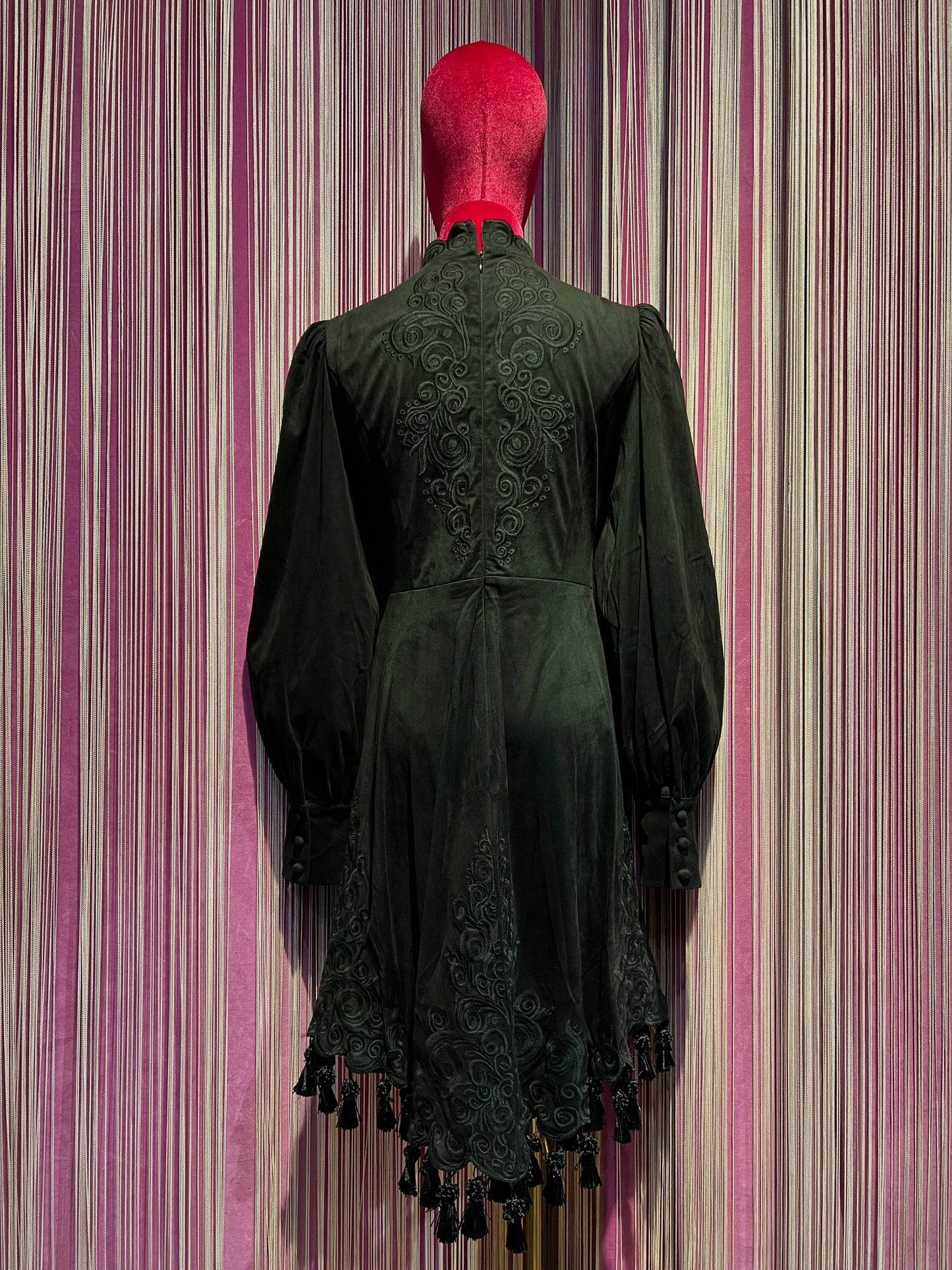 Amosa abito con bottoncini e nappine nero ecosuede