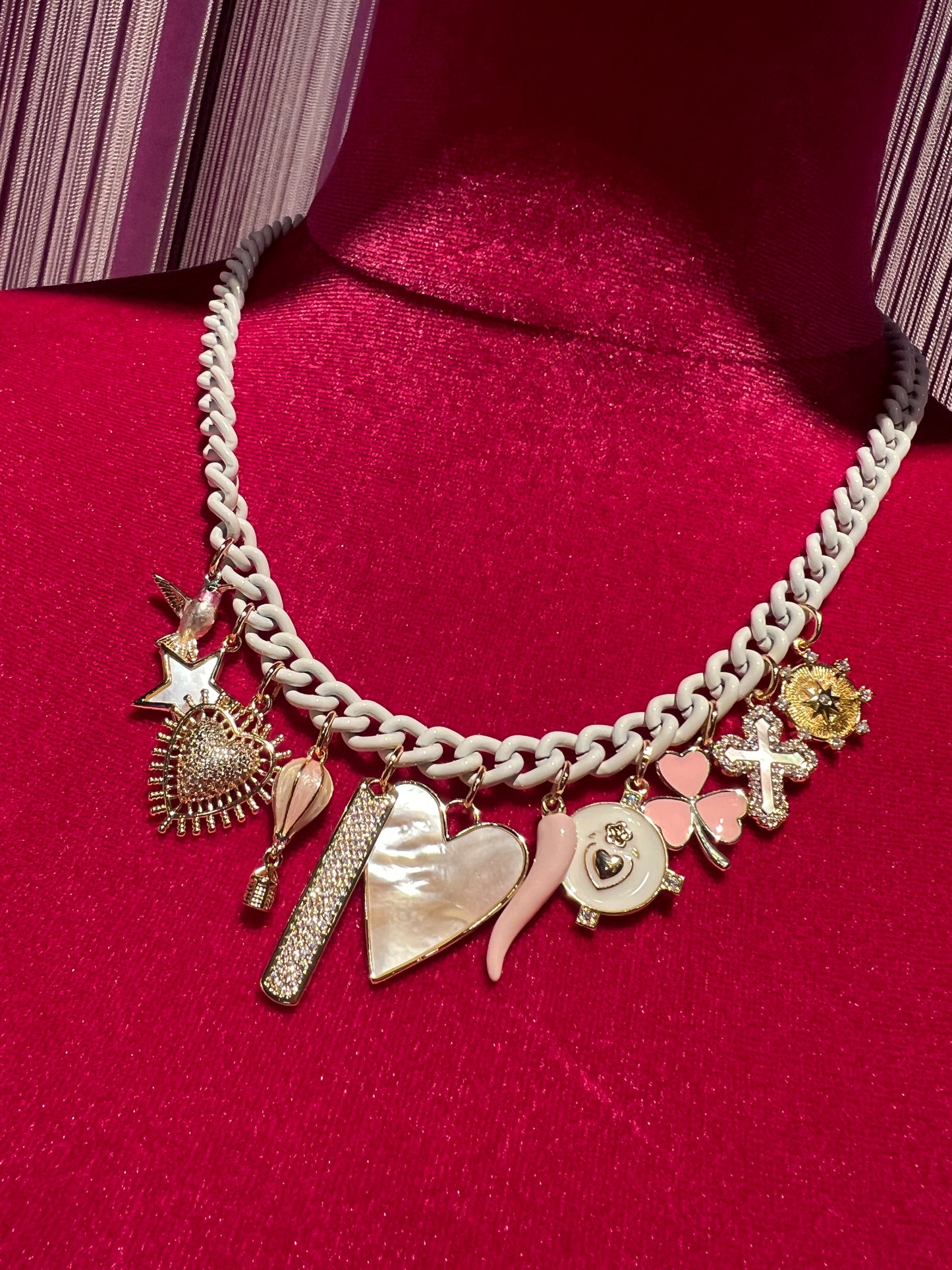 Principessa glam collana girocollo catena bianca con charms cuore dorato cornetto rosa trifoglio rosa