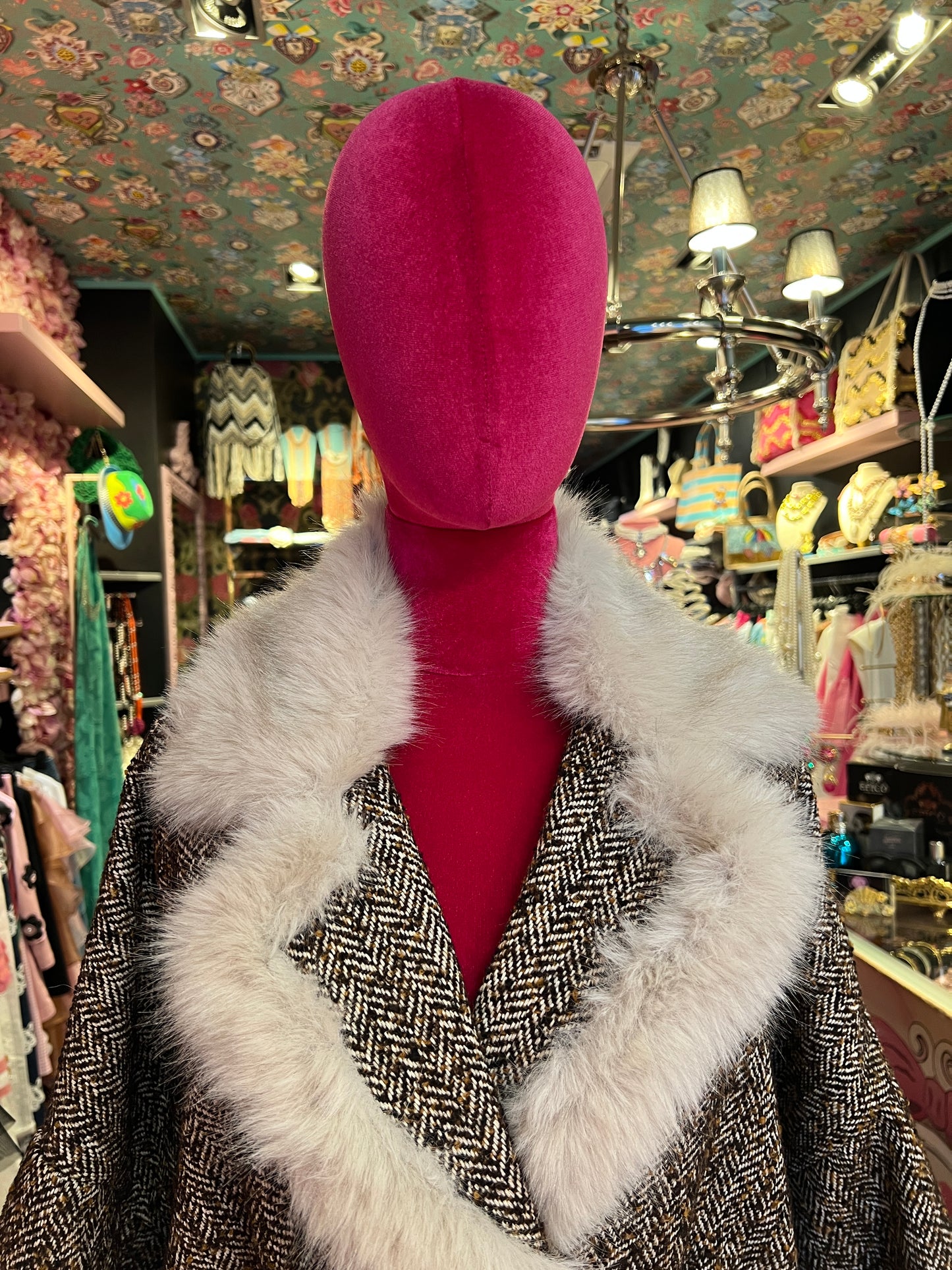 Front street cappotto in tweed caffè con cinta collo e tasche ecopelliccia bianca