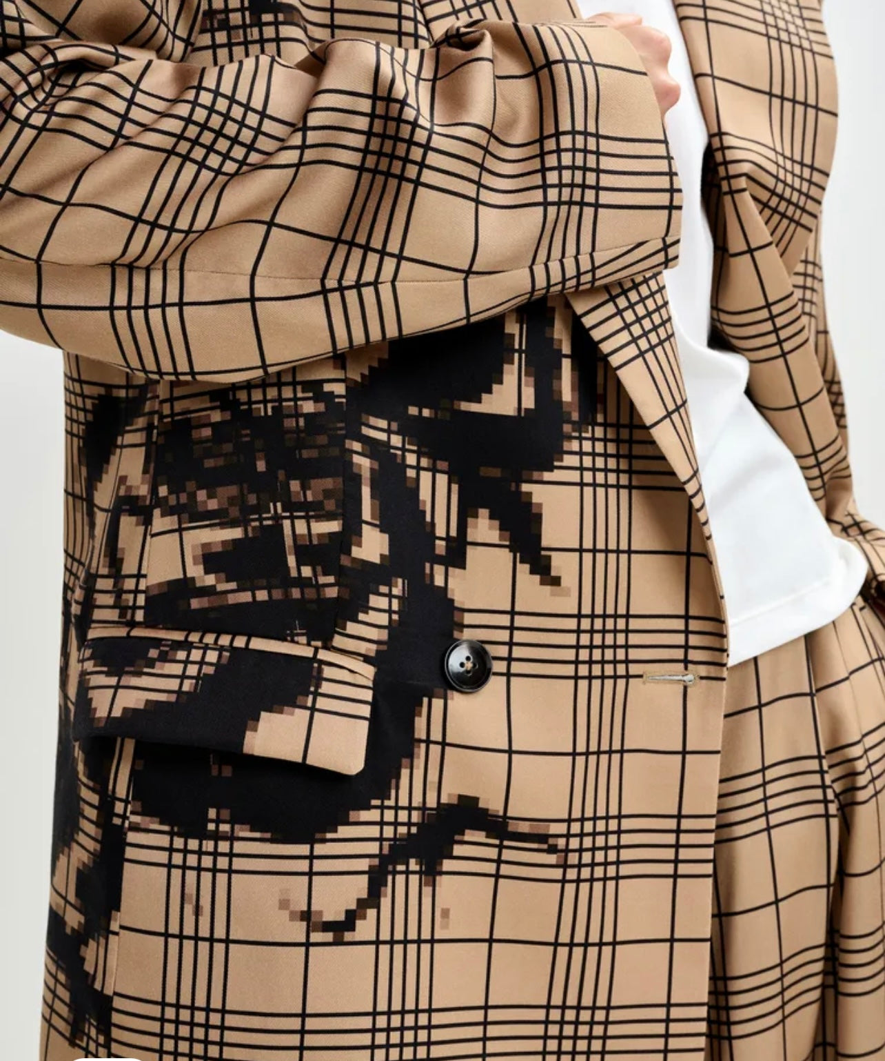 Essentiel antwerp -40% di sconto blazer over doppiopetto marrone e nero con stampa posizionata effetto pixel
