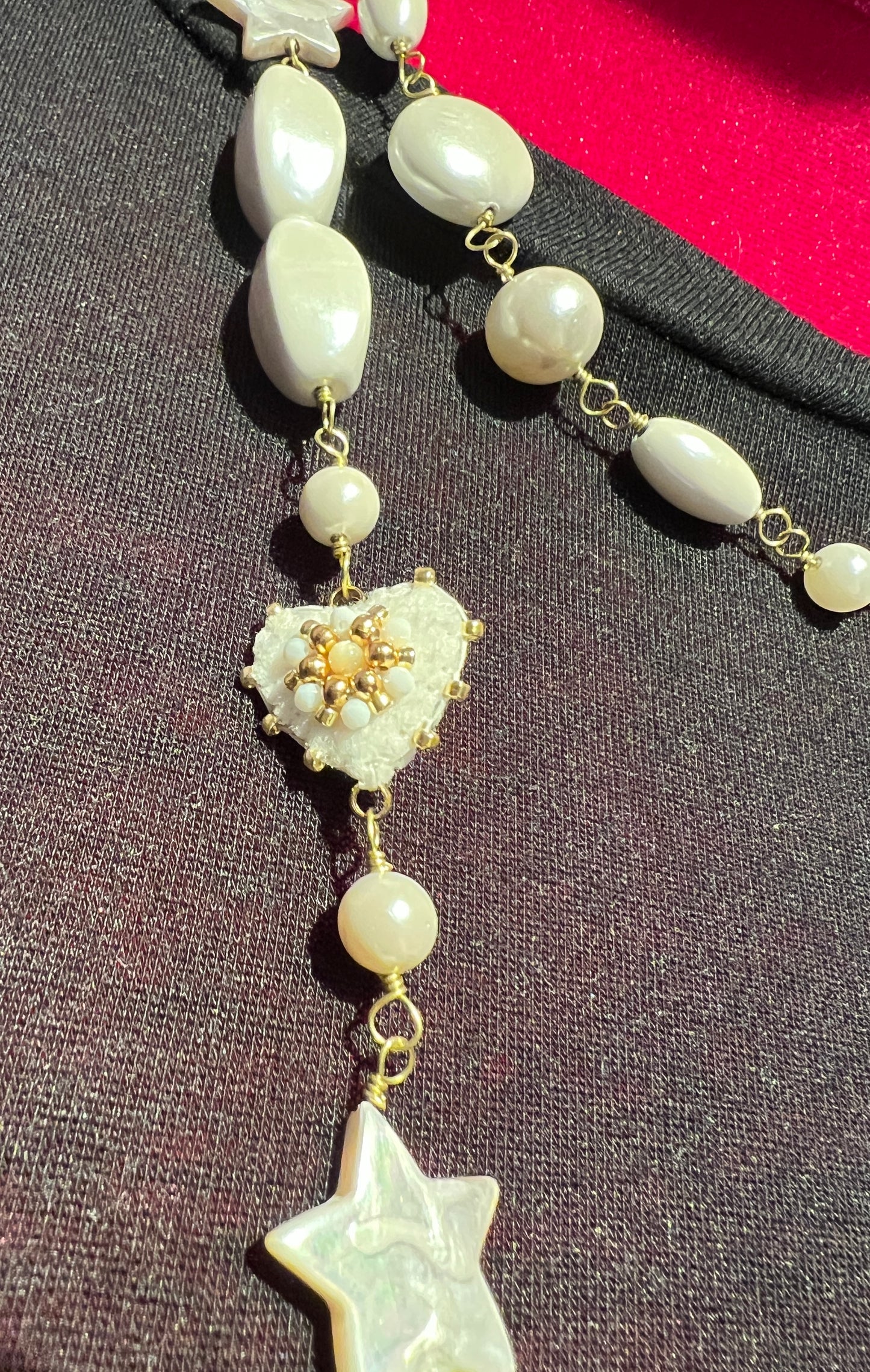 Collana lunga madreperlata e velluto bianca cuori di velluto e perline oro